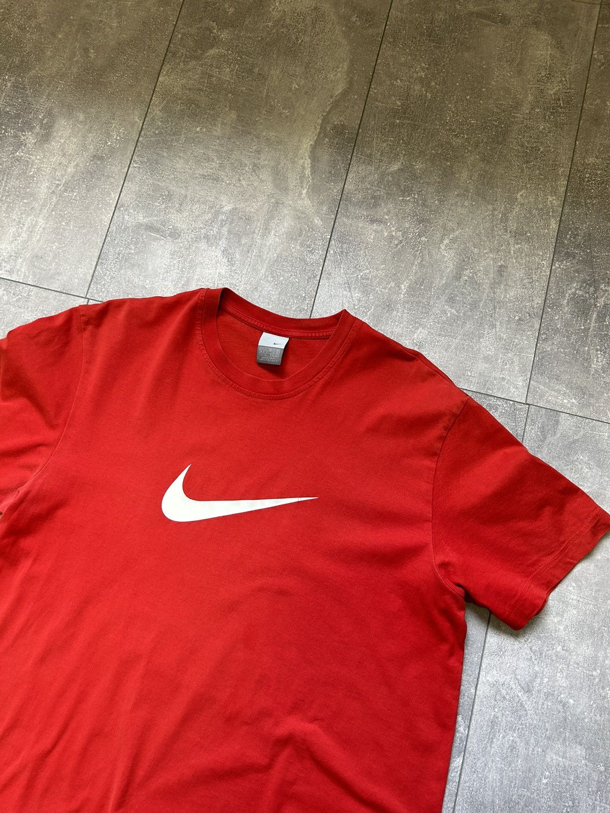 Nike Mens Vintage Nike Swoosh T Shirt streetwear y2k rare tee Size US XL / EU 56 / 4 - 16 Thumbnail
