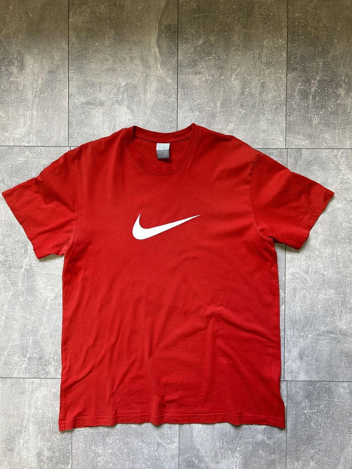 Nike Mens Vintage Nike Swoosh T Shirt streetwear y2k rare tee Size US XL / EU 56 / 4 - 15 Thumbnail