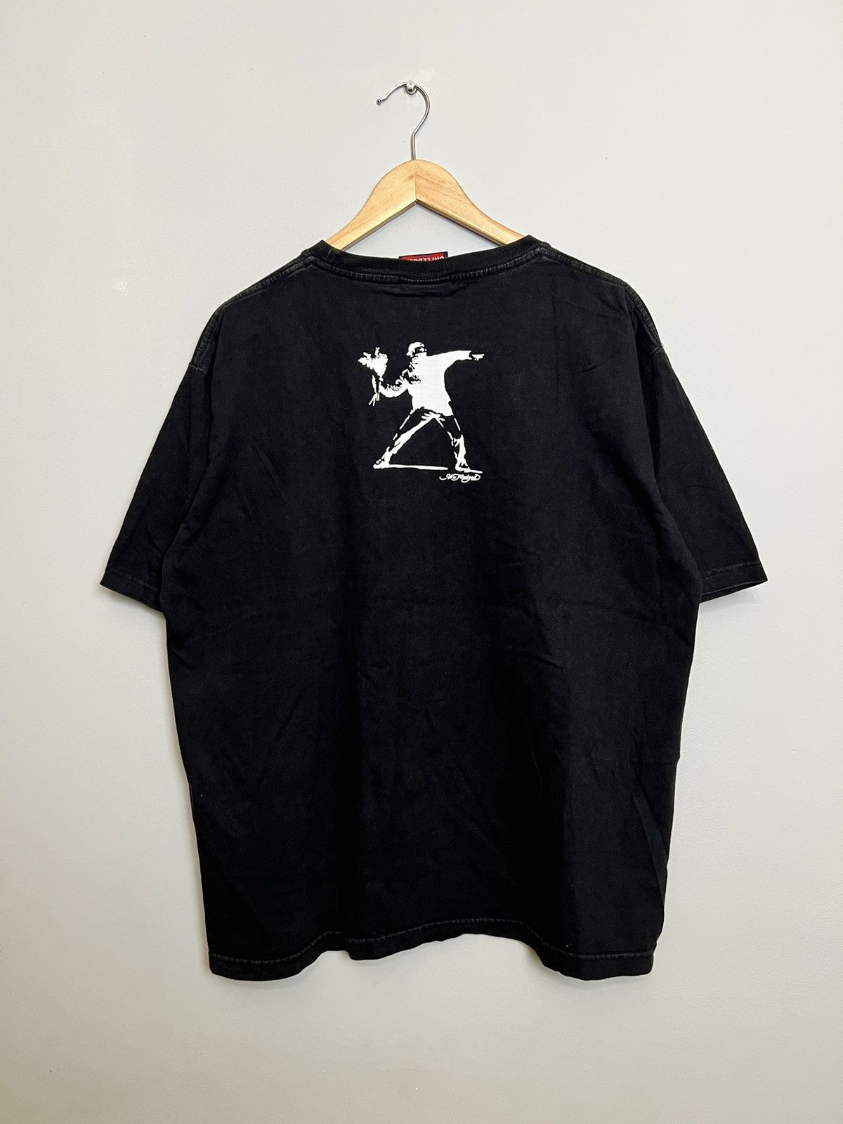 Vintage Vintage Y2k 00s Banksy Street Art Flower Boy Tshirt Hype Size US L / EU 52-54 / 3 - 2 Thumbnail