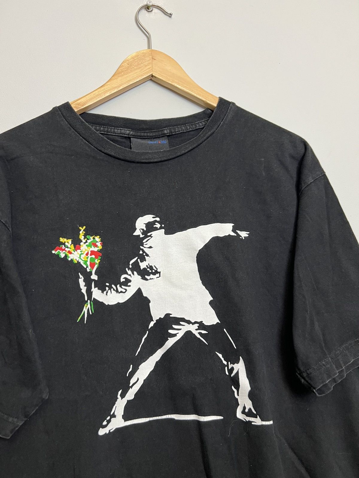 Vintage Vintage Y2k 00s Banksy Street Art Flower Boy Tshirt Hype Size US L / EU 52-54 / 3 - 3 Thumbnail