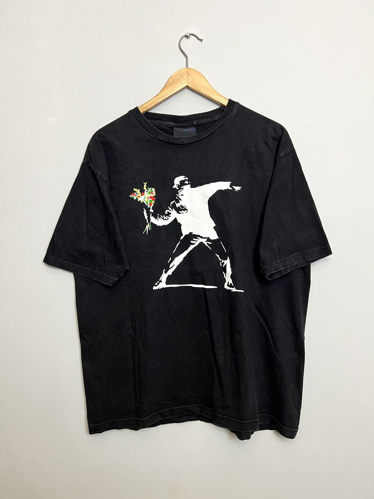 Vintage Vintage Y2k 00s Banksy Street Art Flower Boy Tshirt Hype Size US L / EU 52-54 / 3 - 1 Thumbnail