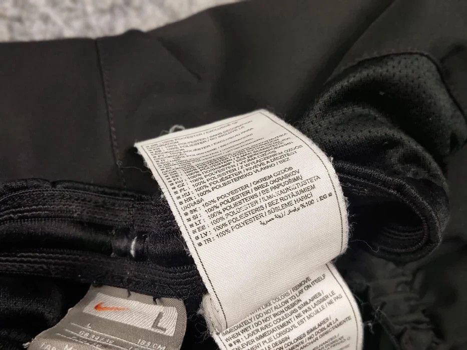 Nike Vintage Nike Shorts Black Logo swoosh casual Y2K Streetwear Size US 34 / EU 50 - 10 Thumbnail
