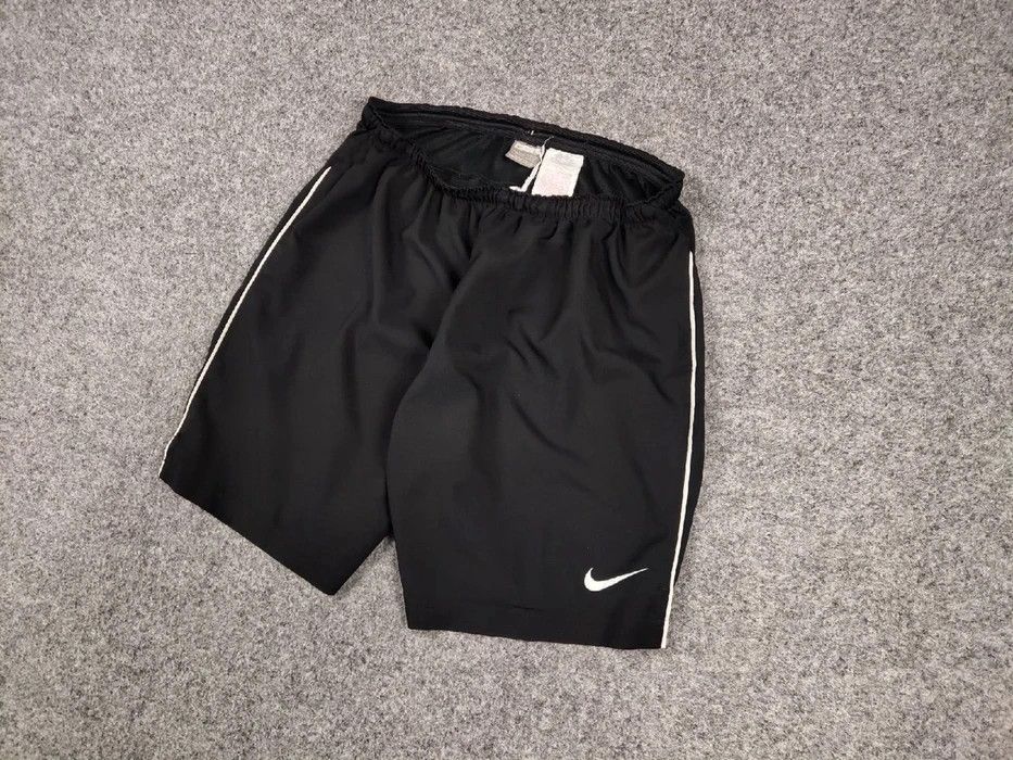 Nike Vintage Nike Shorts Black Logo swoosh casual Y2K Streetwear Size US 34 / EU 50 - 2 Thumbnail