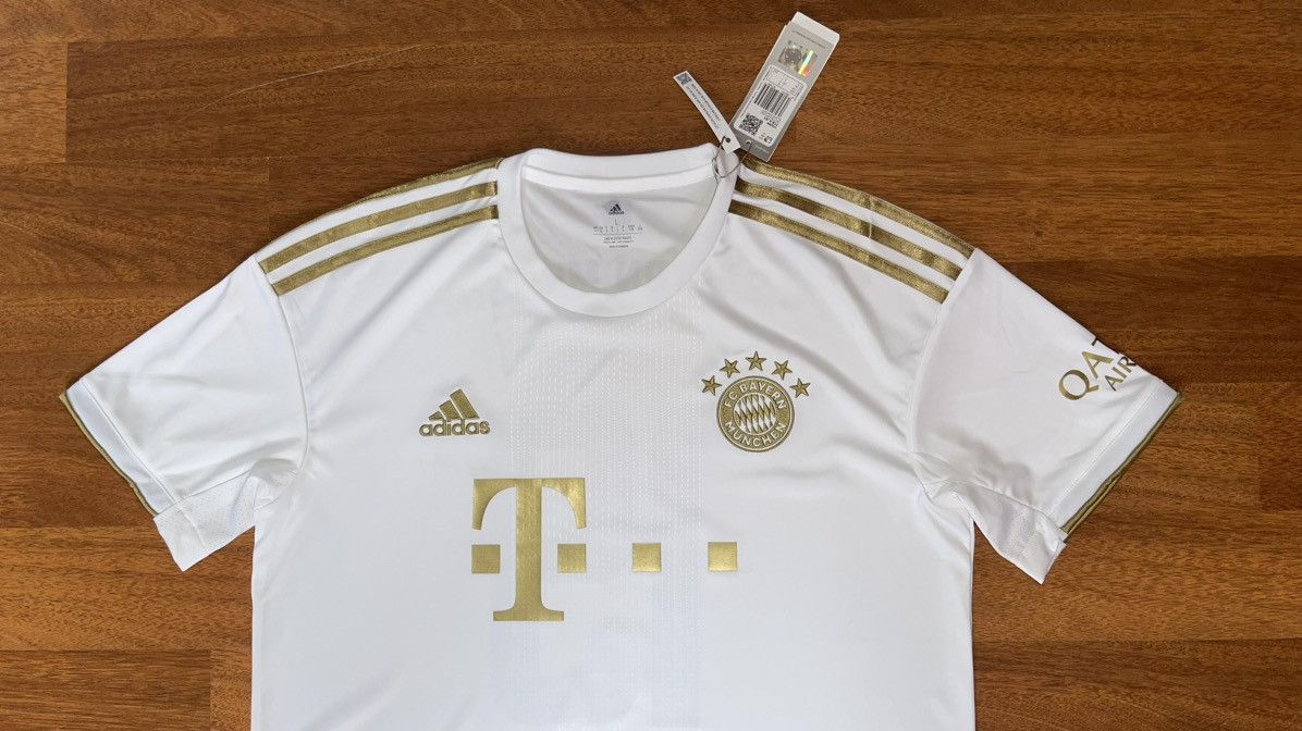 Adidas NWT BAYERN MUNICH ADIDAS 2022/2023 AWAY JERSEY #19 DAVIES Size US L / EU 52-54 / 3 - 3 Thumbnail