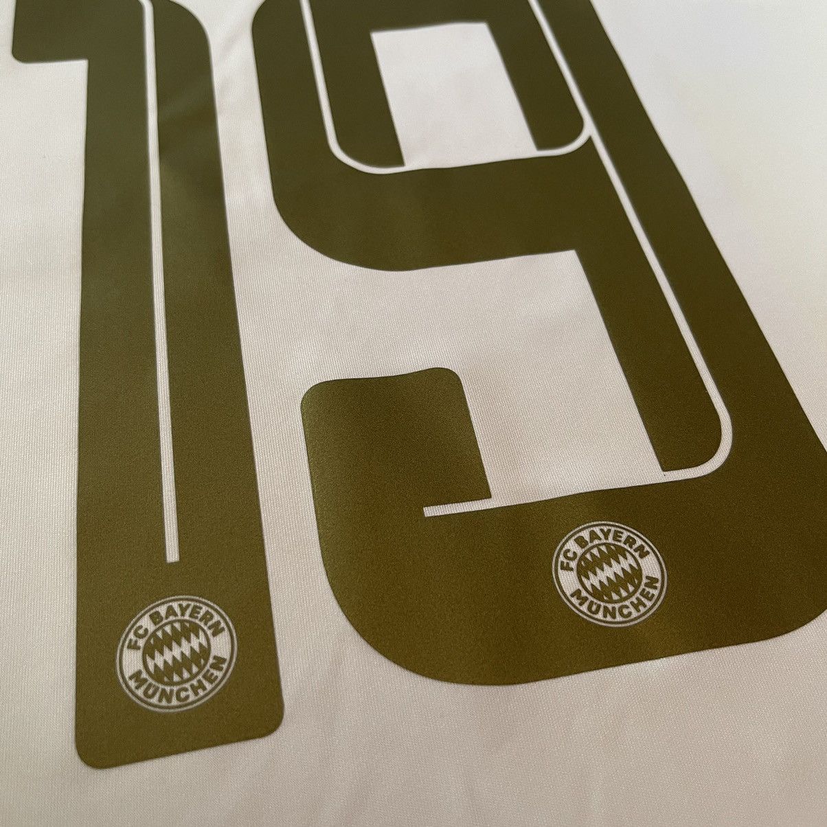 Adidas NWT BAYERN MUNICH ADIDAS 2022/2023 AWAY JERSEY #19 DAVIES Size US L / EU 52-54 / 3 - 12 Thumbnail