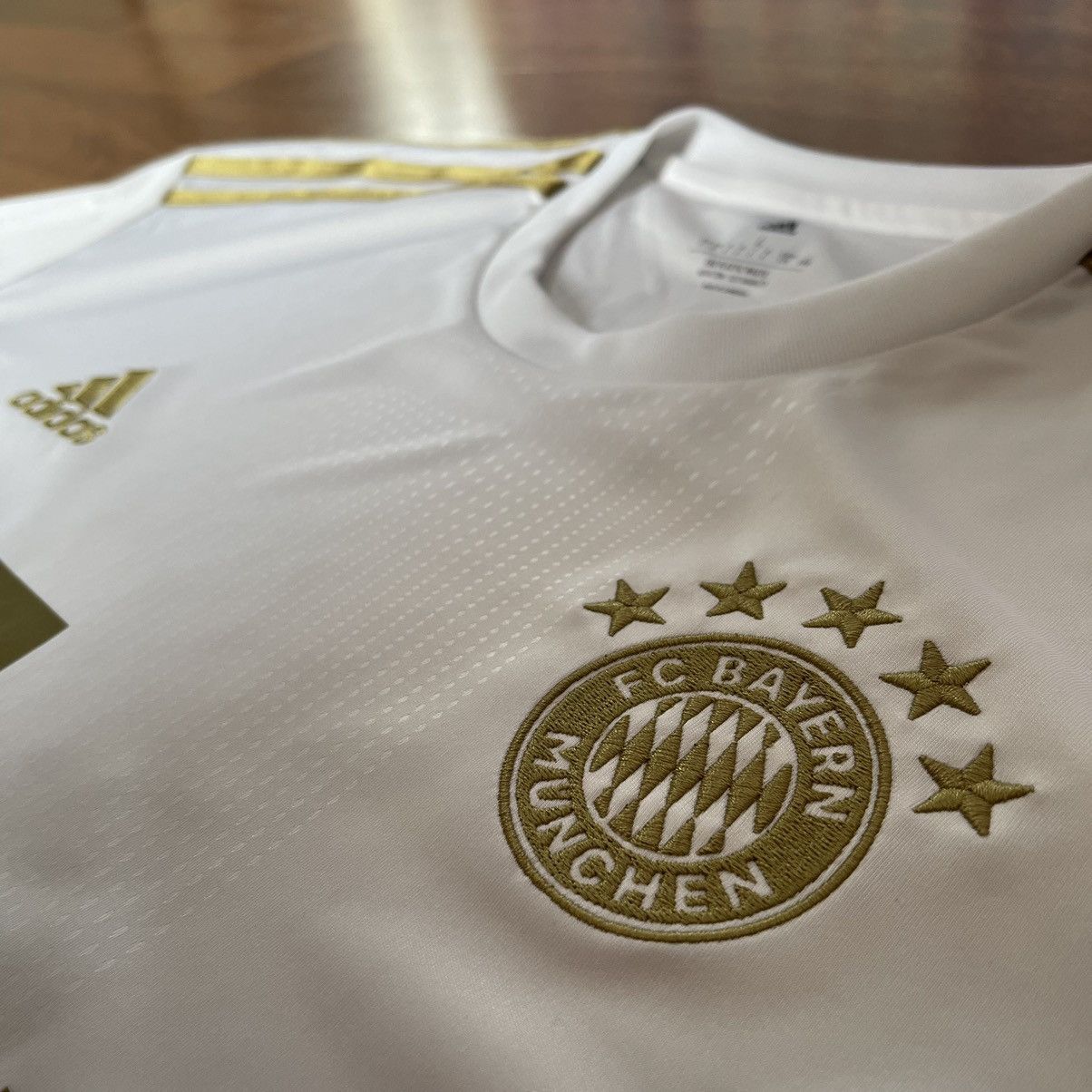 Adidas NWT BAYERN MUNICH ADIDAS 2022/2023 AWAY JERSEY #19 DAVIES Size US L / EU 52-54 / 3 - 5 Thumbnail