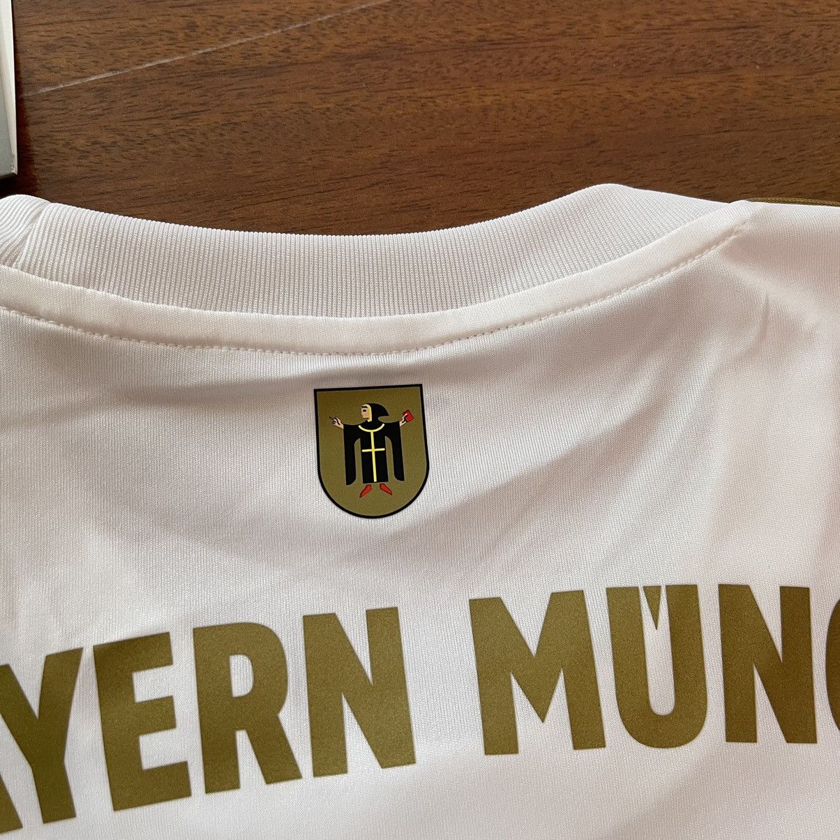 Adidas NWT BAYERN MUNICH ADIDAS 2022/2023 AWAY JERSEY #19 DAVIES Size US L / EU 52-54 / 3 - 13 Thumbnail