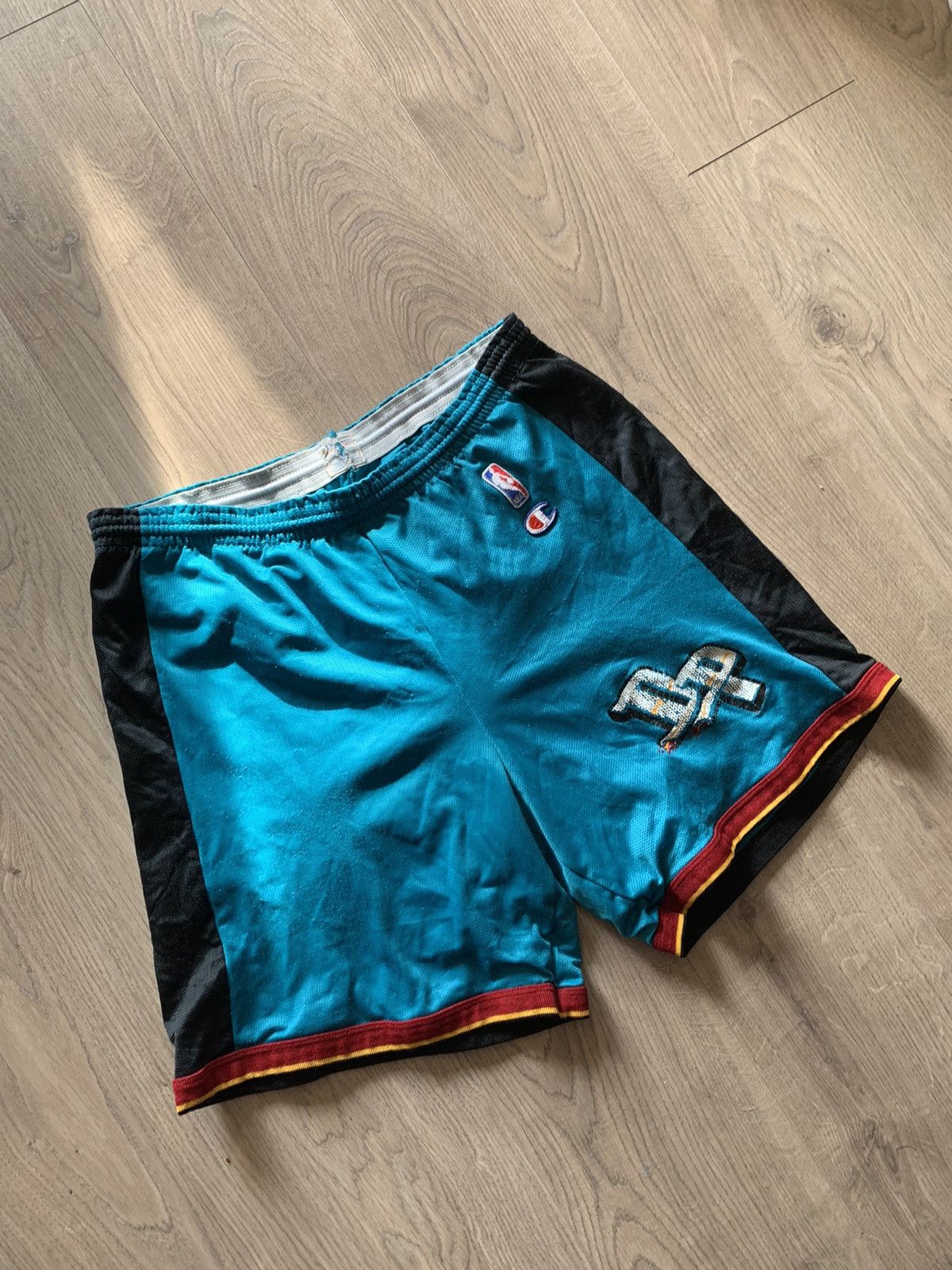 Champion × NBA × Vintage Detroit Pistons Vintage 90’s Champion NBA Shorts Size US 33 - 2 Thumbnail