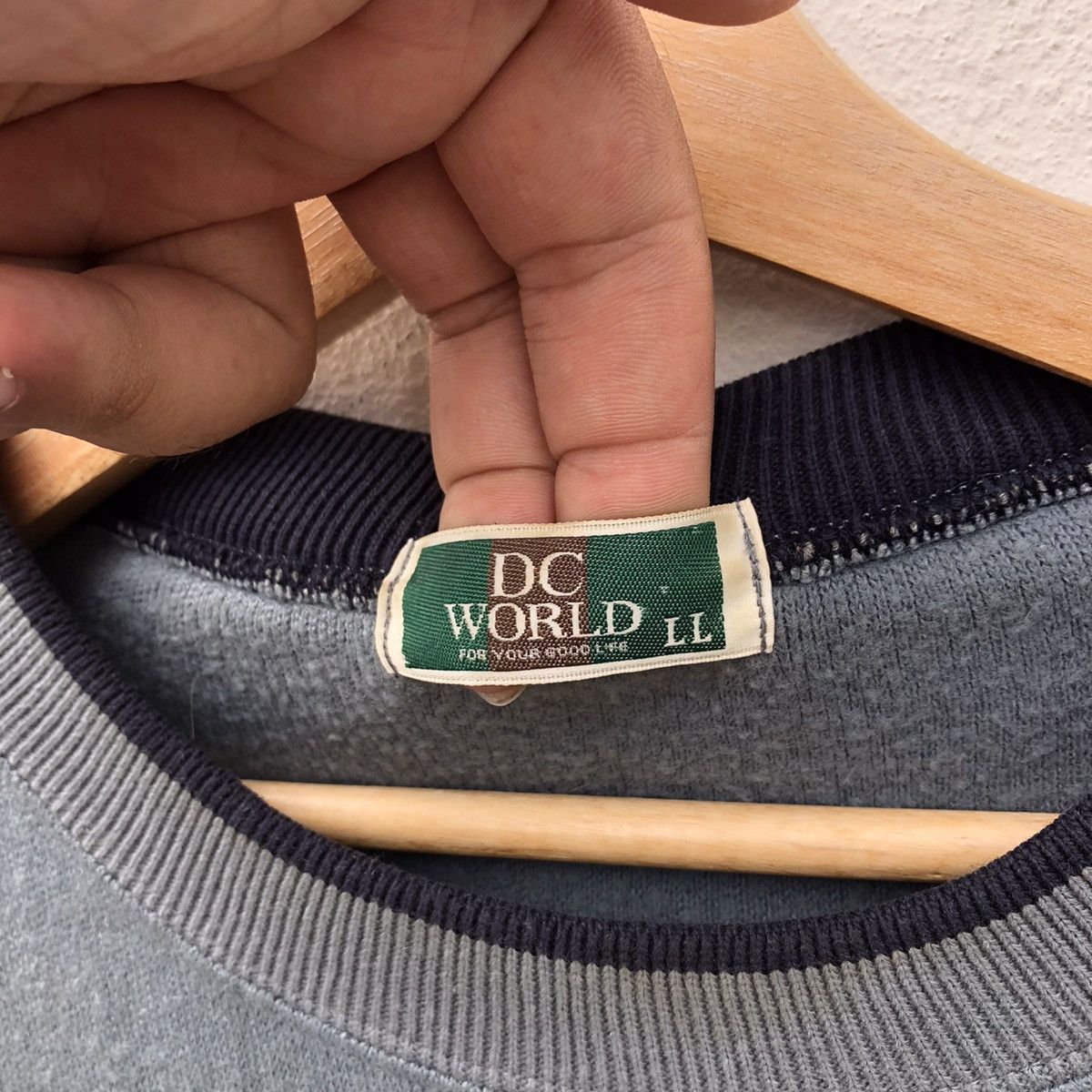 Japanese Brand VINTAGE SWEATSHIRT DC WORLD BIG LOGO EMBROIDERED Size US L / EU 52-54 / 3 - 6 Thumbnail