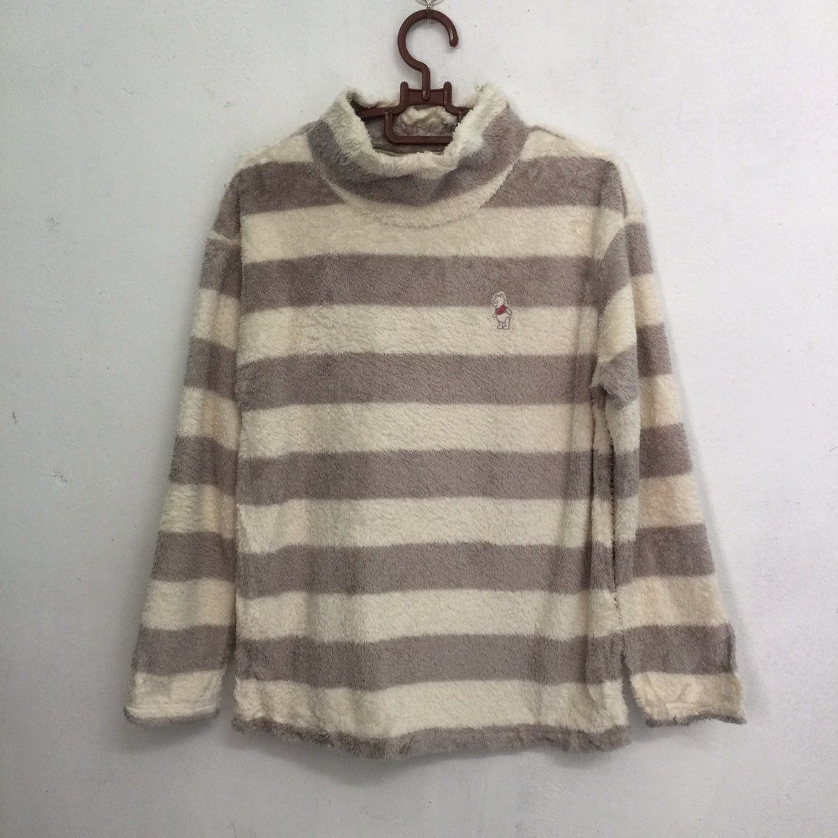 image of Cartoon Network x Disney Winnie The Pooh Disney Uniqlo Crewneck Fleece Sweatshirt (Size Small)