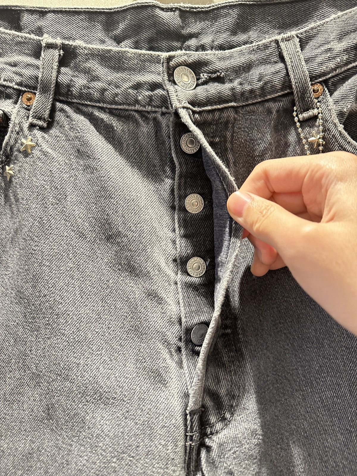 Hollywood Trading Company HTC IrregulaR HUMBLE Gemstone Studded Vintage Levi’s Shorts Size US 34 / EU 50 - 6 Thumbnail