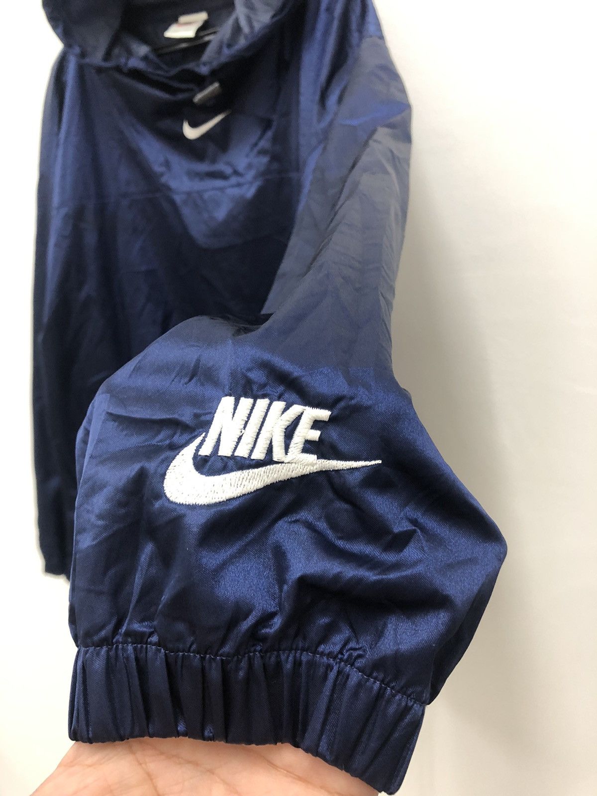 Nike Rare 90s Vintage NIKE OG Centre Swoosh Windbreaker Hoodie Size US L / EU 52-54 / 3 - 2 Thumbnail
