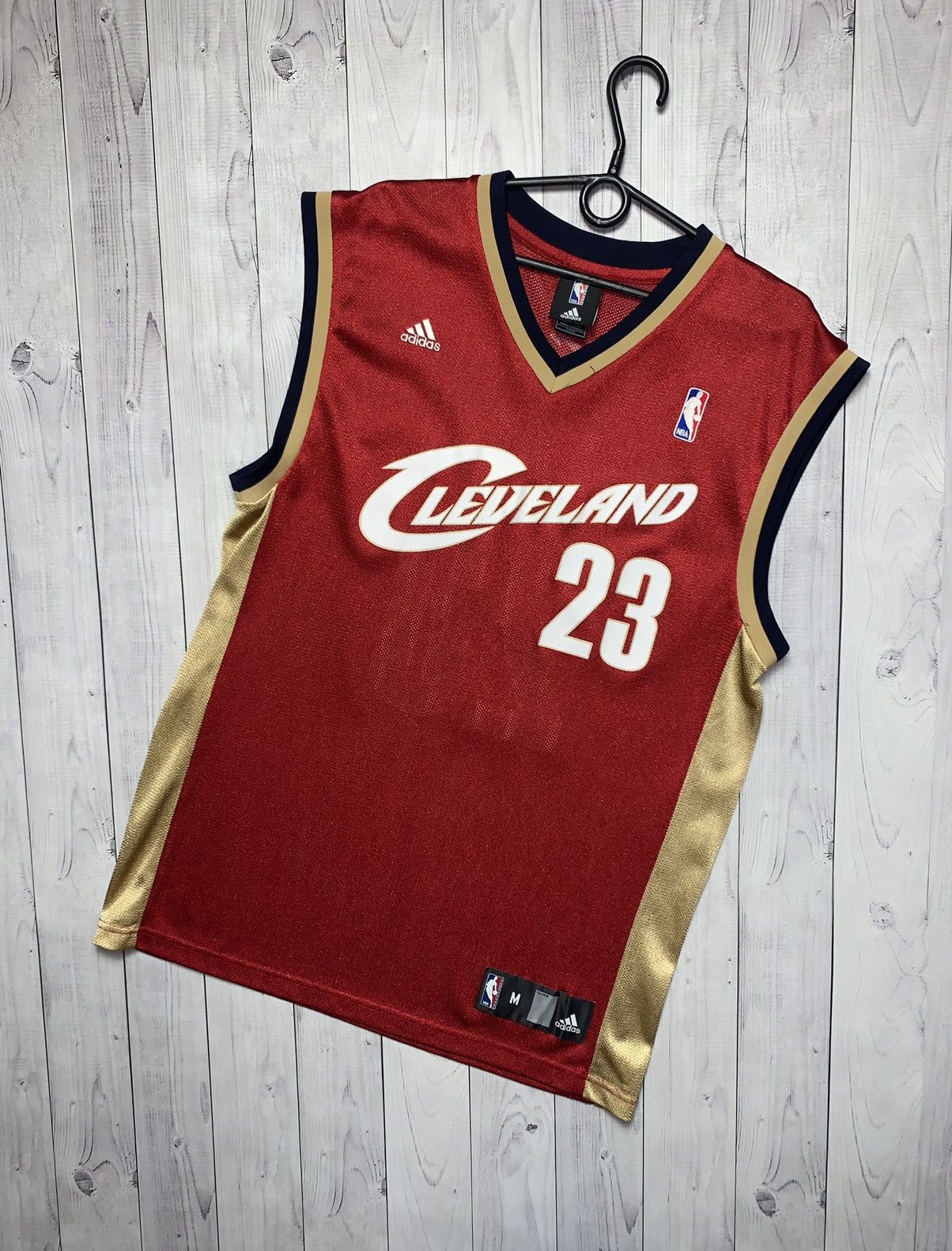 Vintage adidas Cleveland 23 James basketball jersey size M