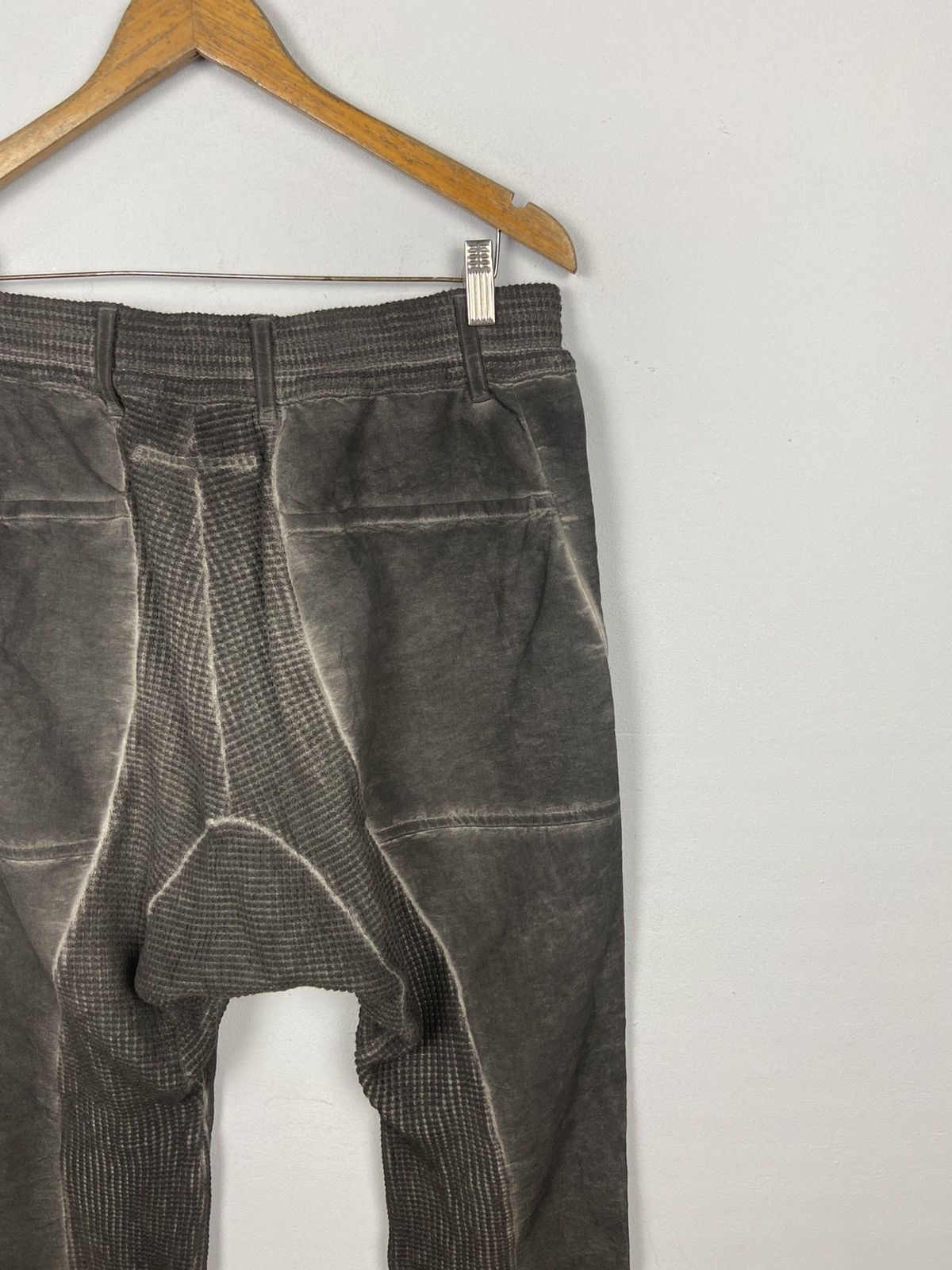 D.Hygen AW2021-22 D Hygen Tuck Tapered Hand Dye Coating Pants Size 3 Size US 34 / EU 50 - 9 Thumbnail