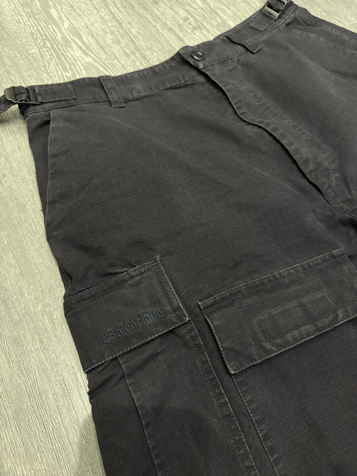 Balenciaga BALENCIAGA Wide-Leg Convertible Multipocket Cargo Pants Navy Size US 32 / EU 48 - 2 Thumbnail