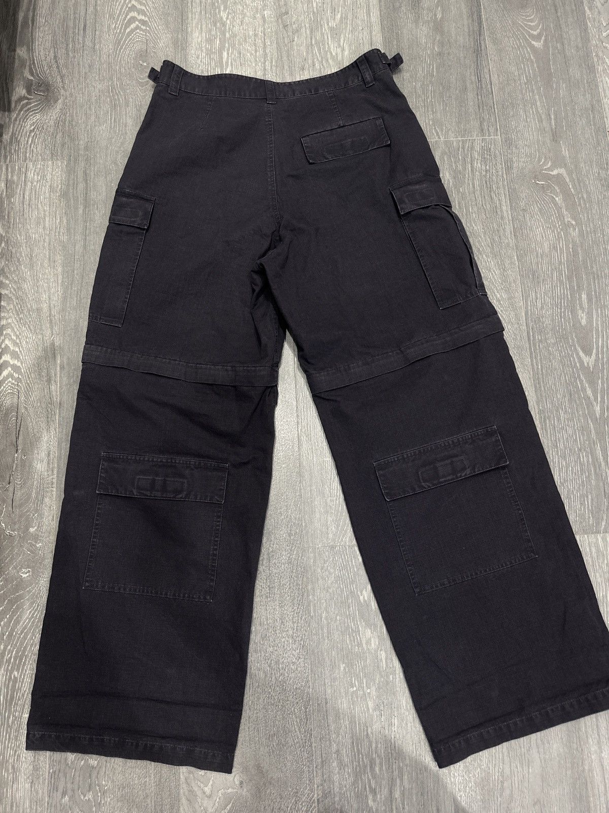 Balenciaga BALENCIAGA Wide-Leg Convertible Multipocket Cargo Pants Navy Size US 32 / EU 48 - 3 Thumbnail