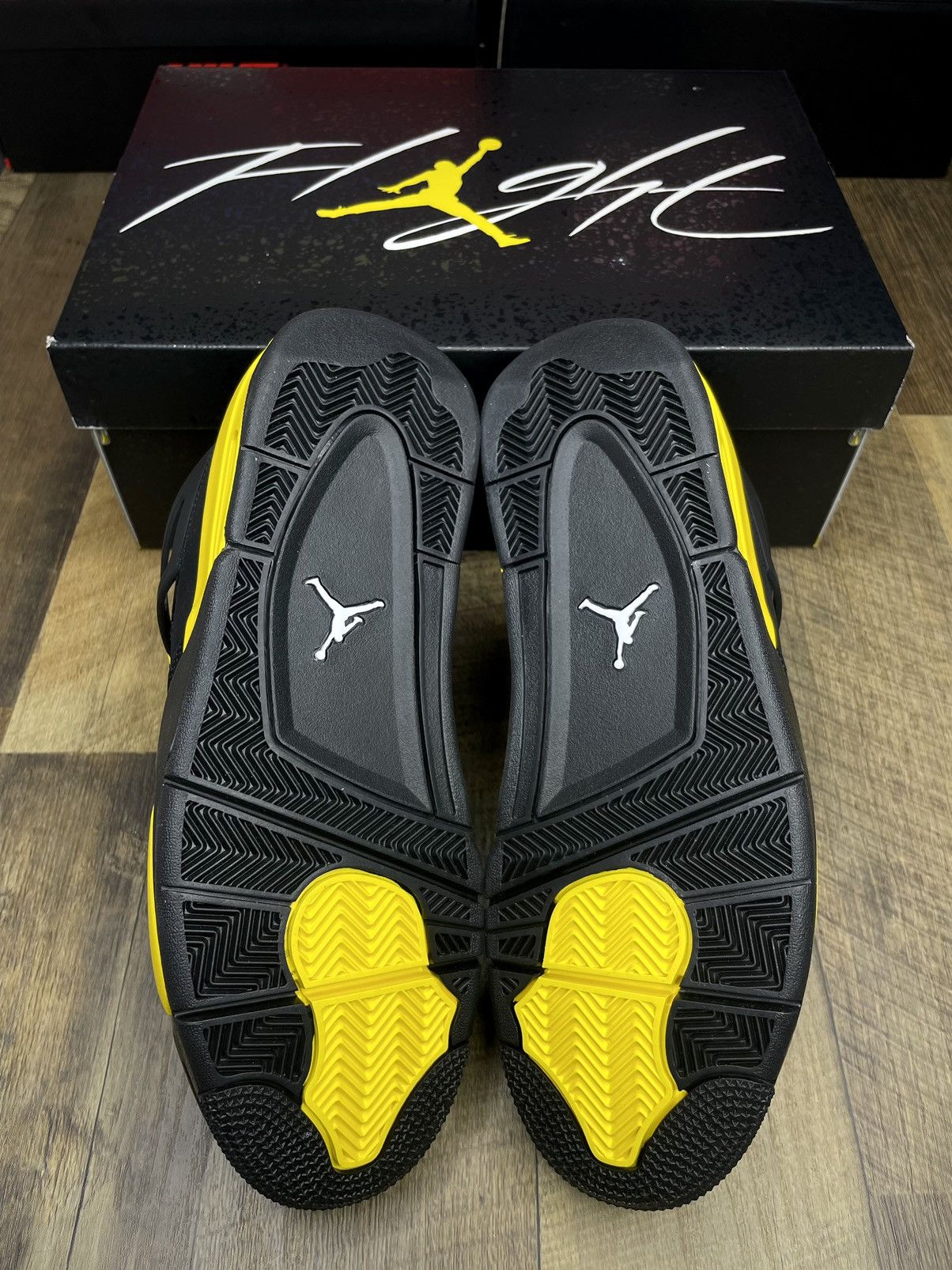 Jordan Brand Air Jordan 4 Retro OG Thunder black yellow 2023 Size US 10 / EU 43 - 4 Thumbnail