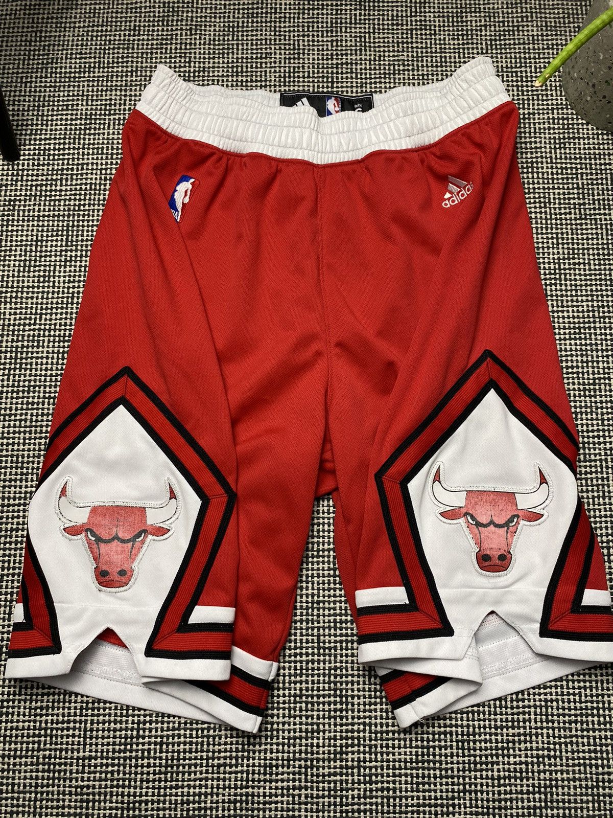 Adidas × NBA Rare vintage Chicago bulls NBA shorts adidas y2k Size US S / EU 44-46 / 1 - 2 Thumbnail