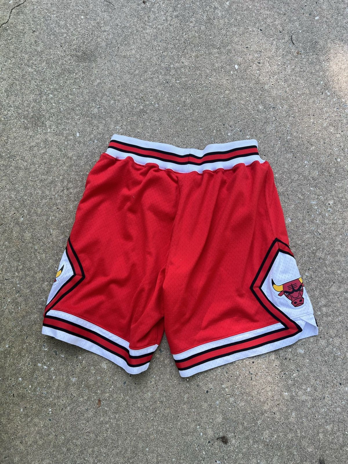 Throwback chicago bulls shorts sales