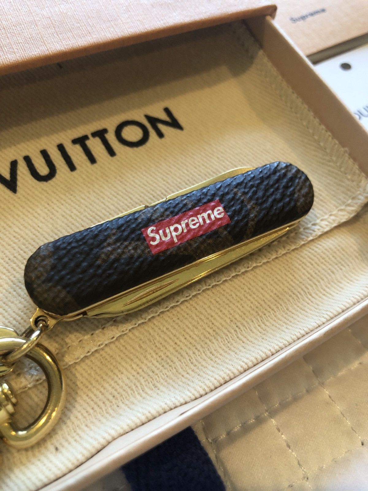 Louis Vuitton × Supreme Louis Vuitton x Supreme Pocket Knife Keychain Size ONE SIZE - 5 Thumbnail