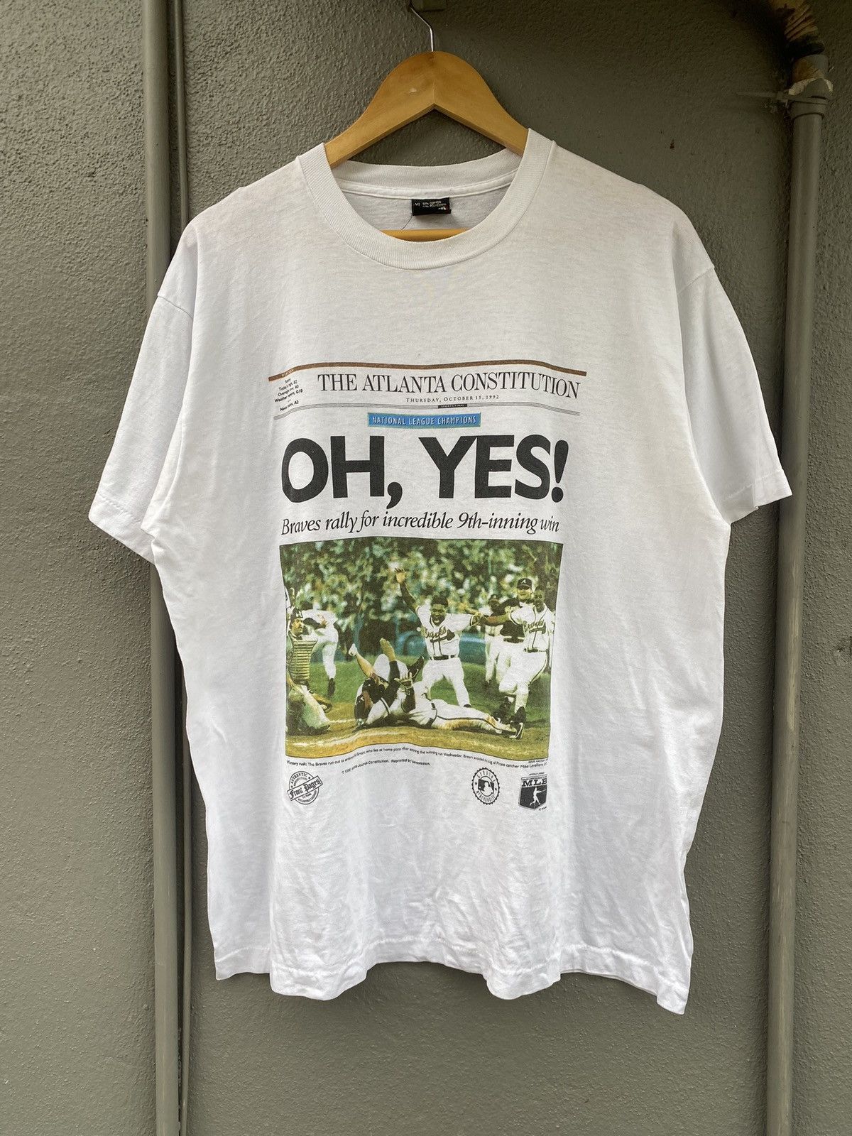 MLB × Vintage Vintage MLB Atlanta Braves Newspaper 1992 Tshirt Sz XL Size US XL / EU 56 / 4 - 2 Thumbnail