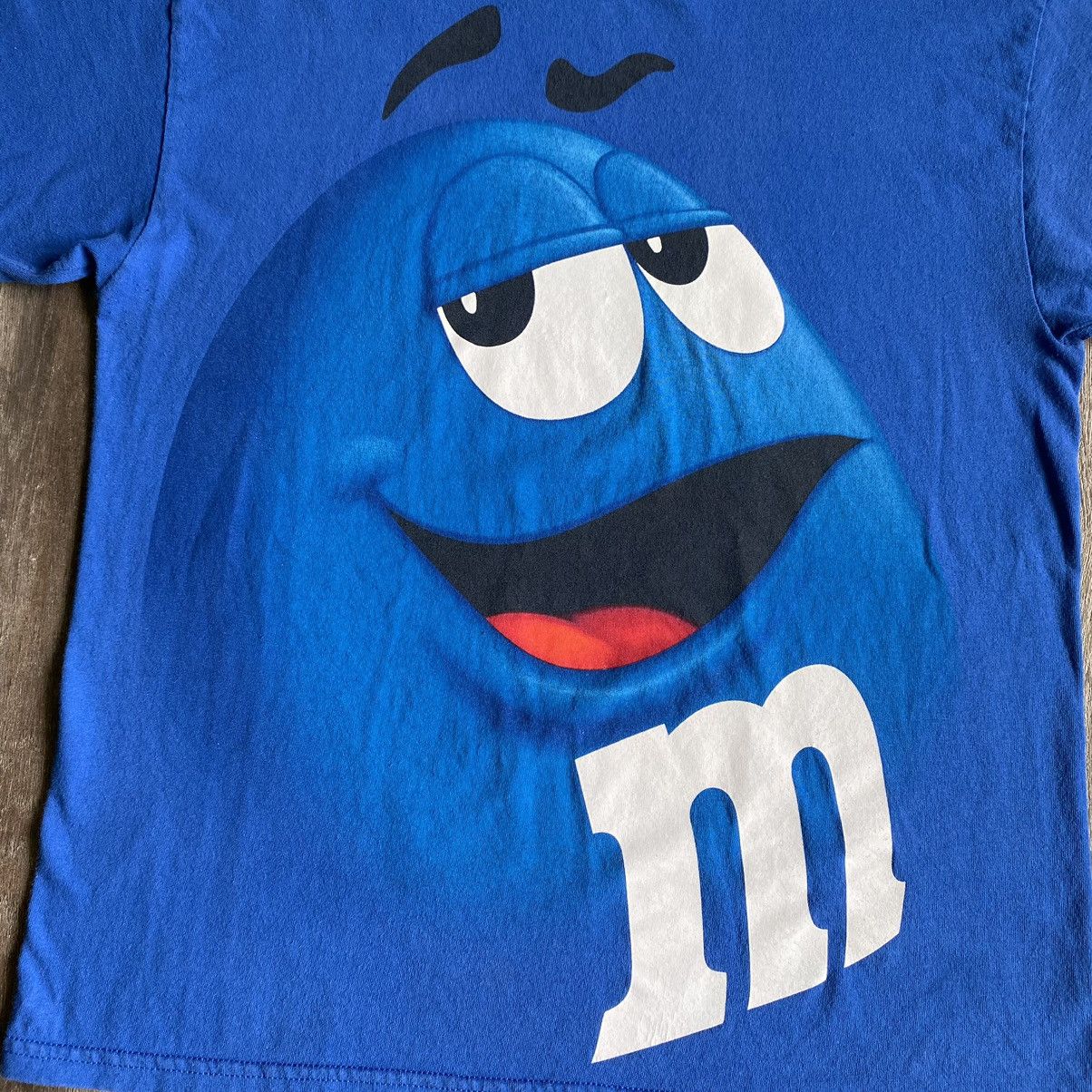 Vintage Vintage 2000s M&M Big Graphic All Over Print Blue Logo Tee Size US L / EU 52-54 / 3 - 2 Thumbnail