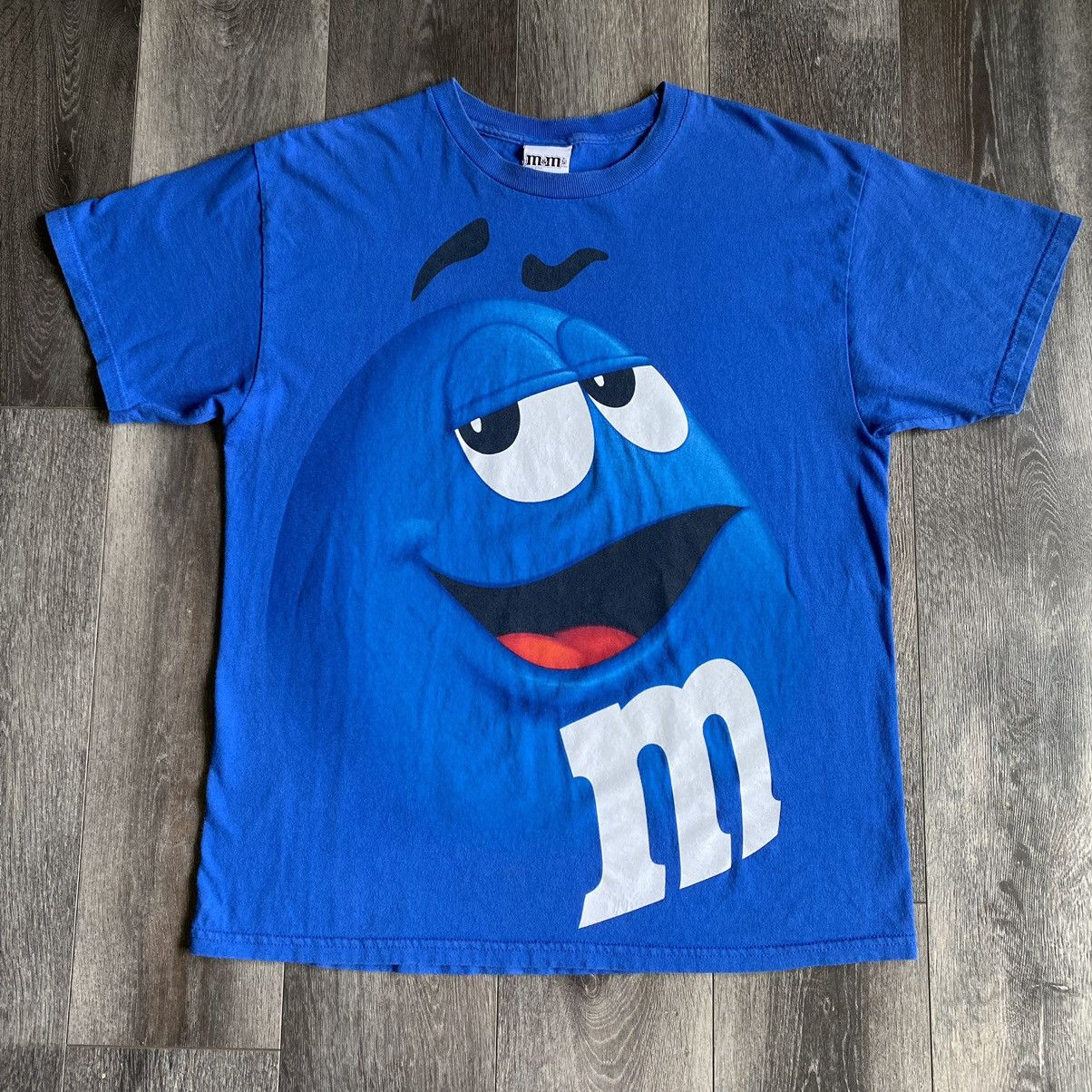 Vintage Vintage 2000s M&M Big Graphic All Over Print Blue Logo Tee Size US L / EU 52-54 / 3 - 1 Thumbnail