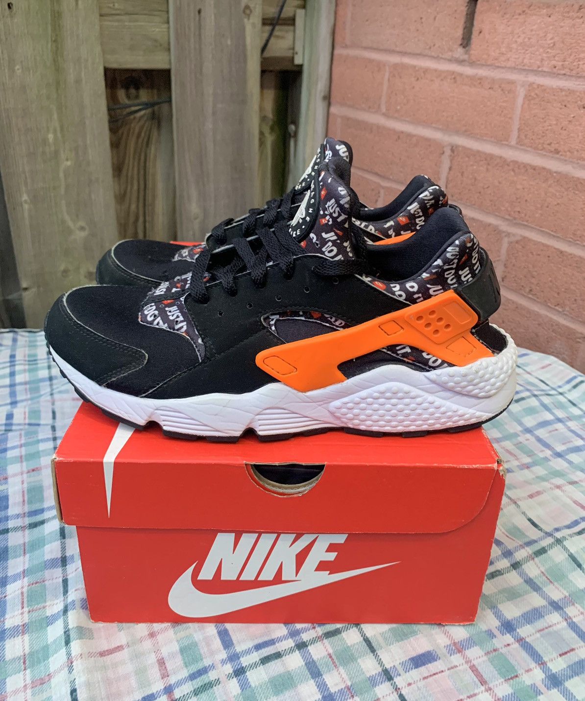 Nike Nike Huarache Just Do It Size US 9 / EU 42 - 2 Thumbnail