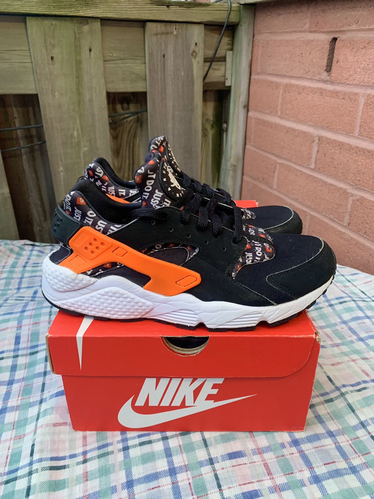 Nike Nike Huarache Just Do It Size US 9 / EU 42 - 1 Thumbnail