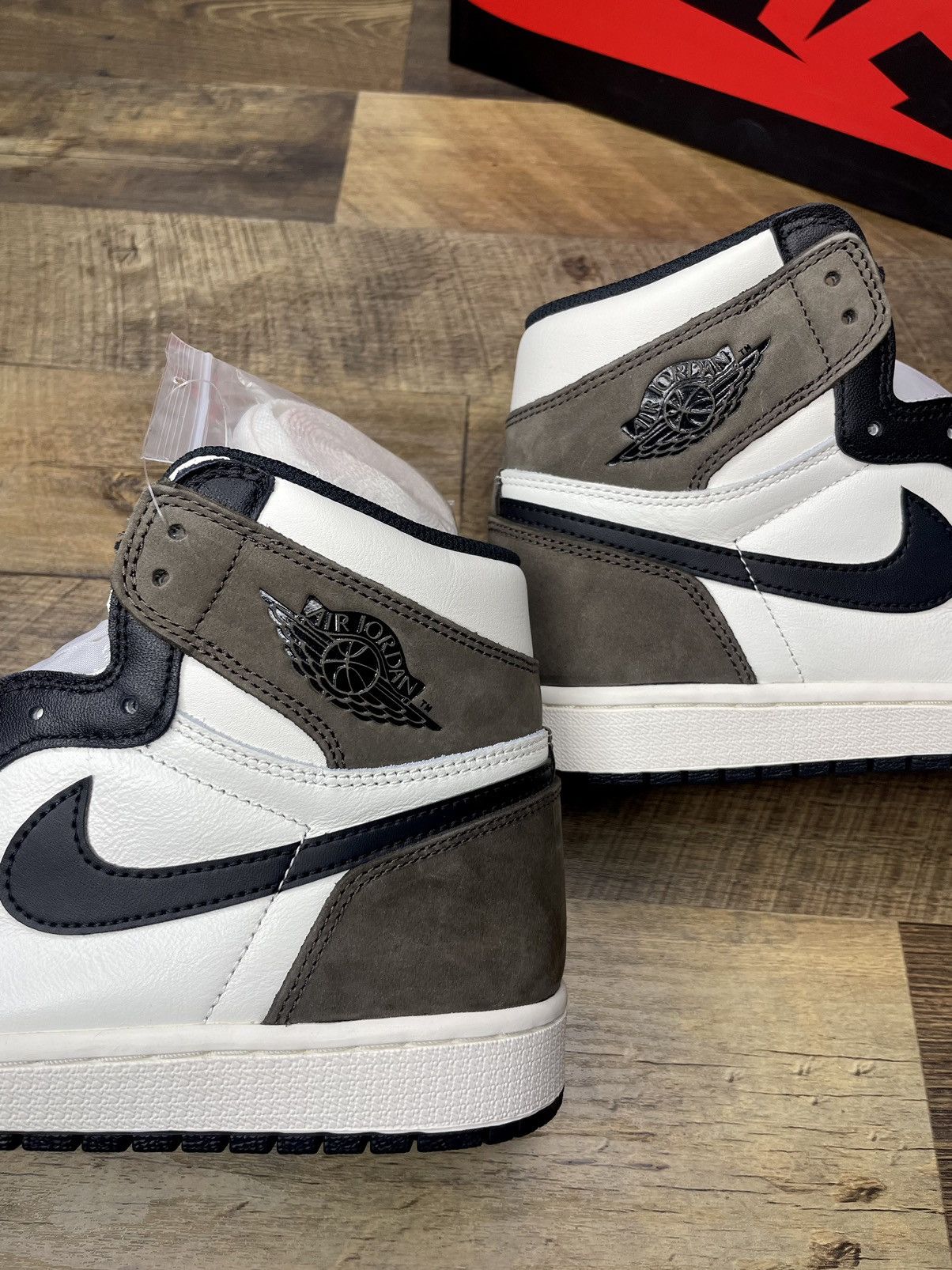 Jordan Brand Air Jordan 1 retro og mocha brown 2020 Size US 10 / EU 43 - 5 Thumbnail