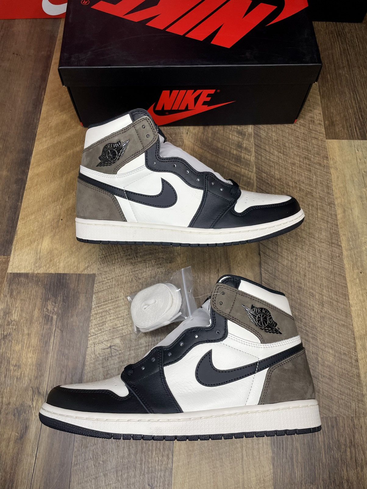 Jordan Brand Air Jordan 1 retro og mocha brown 2020 Size US 10 / EU 43 - 1 Thumbnail