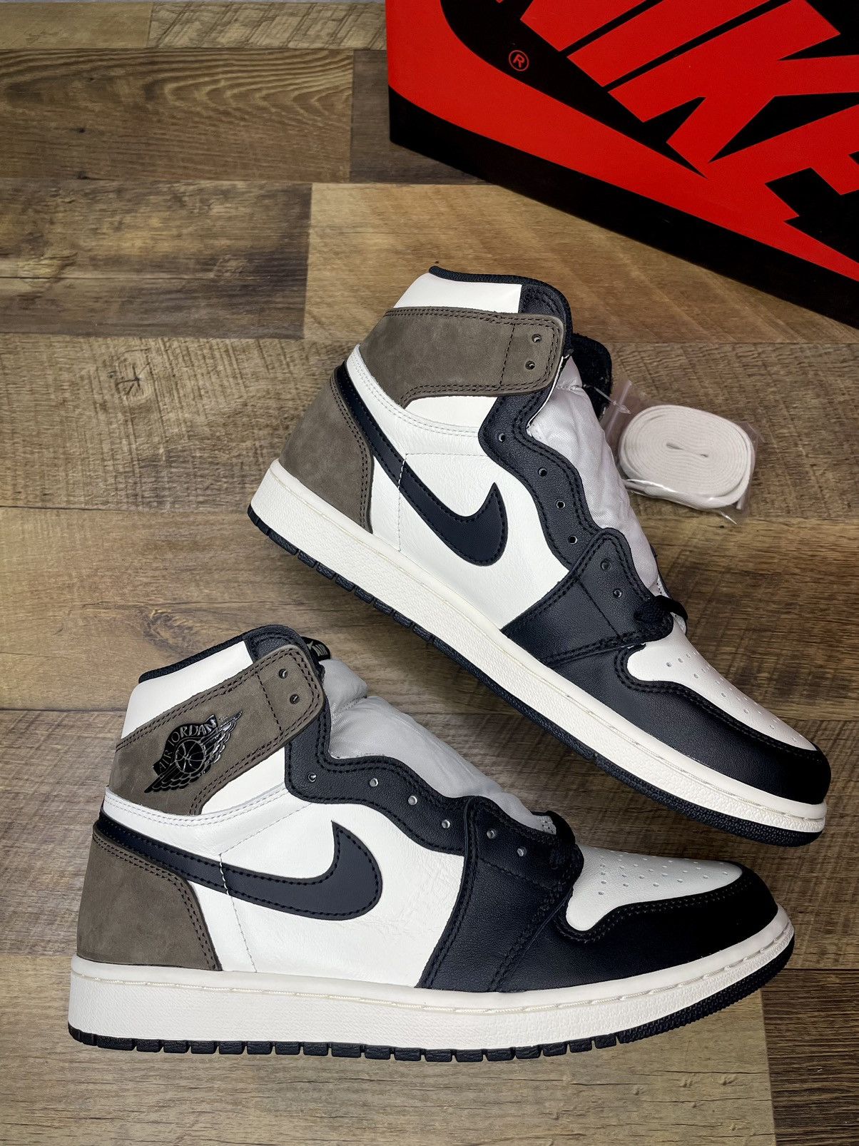 Jordan Brand Air Jordan 1 retro og mocha brown 2020 Size US 10 / EU 43 - 3 Thumbnail