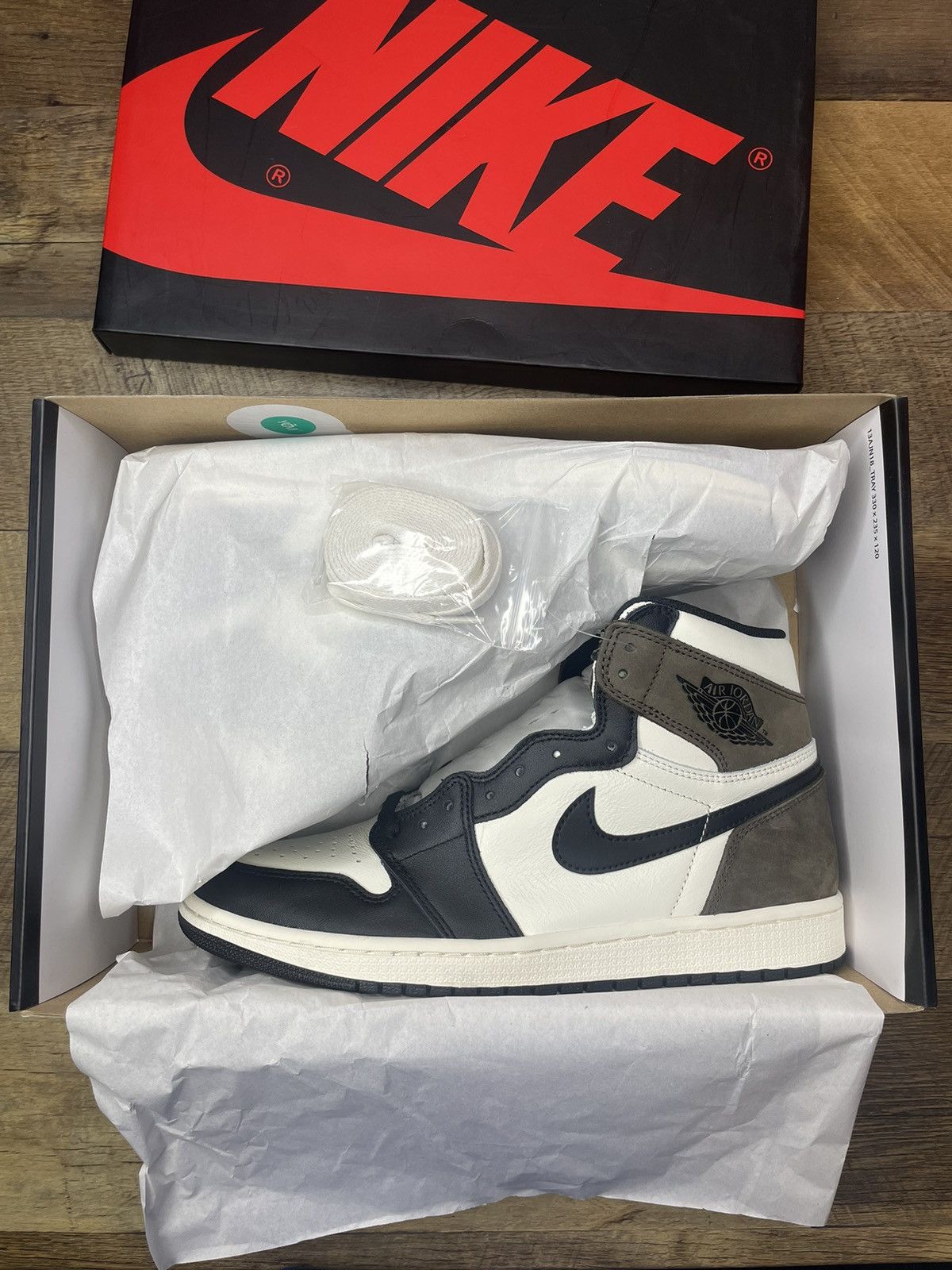 Jordan Brand Air Jordan 1 retro og mocha brown 2020 Size US 10 / EU 43 - 7 Thumbnail