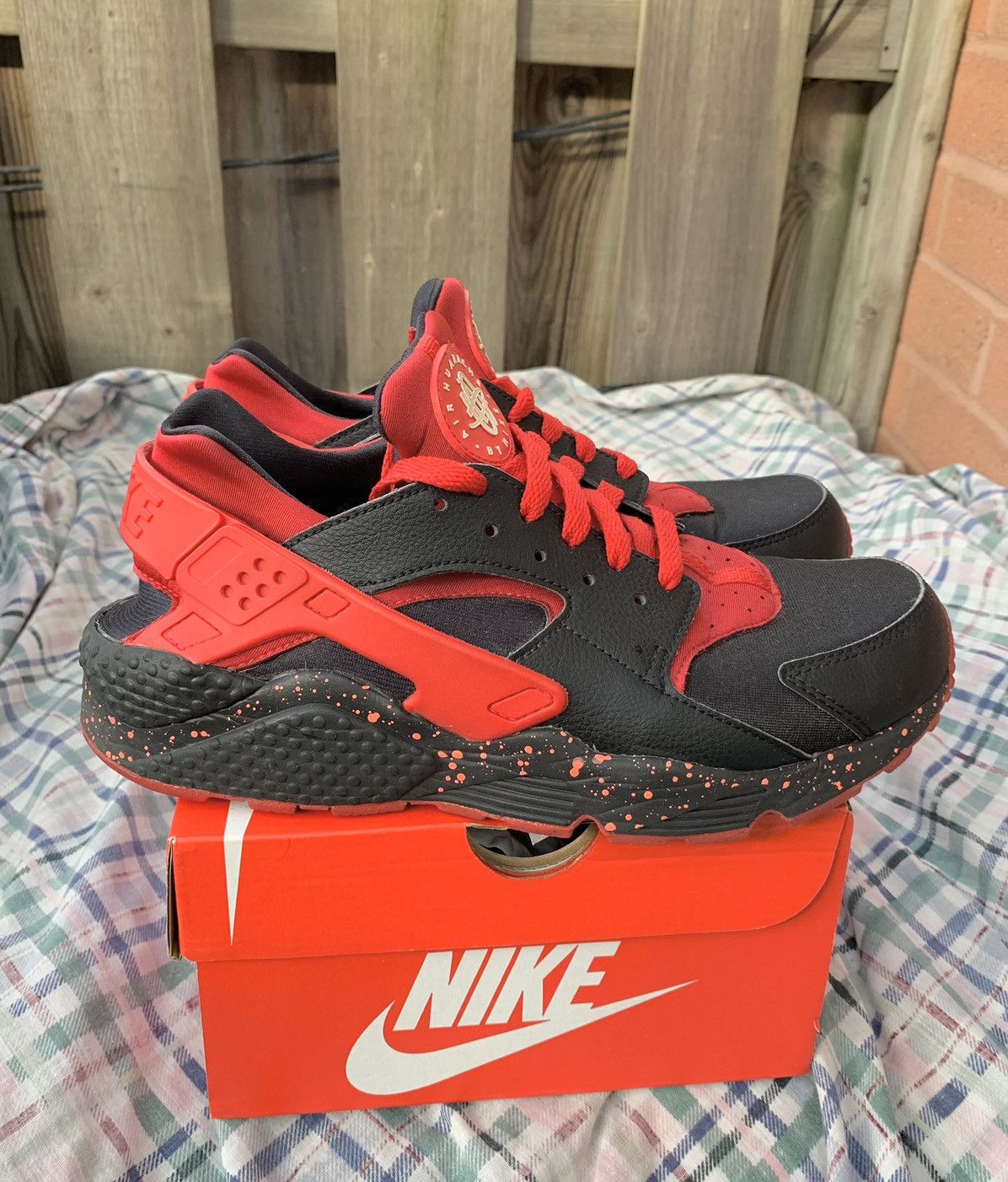 Nike Nike Air Huarache Premium ID Black / Red Speckle Size US 9 / EU 42 - 1 Thumbnail