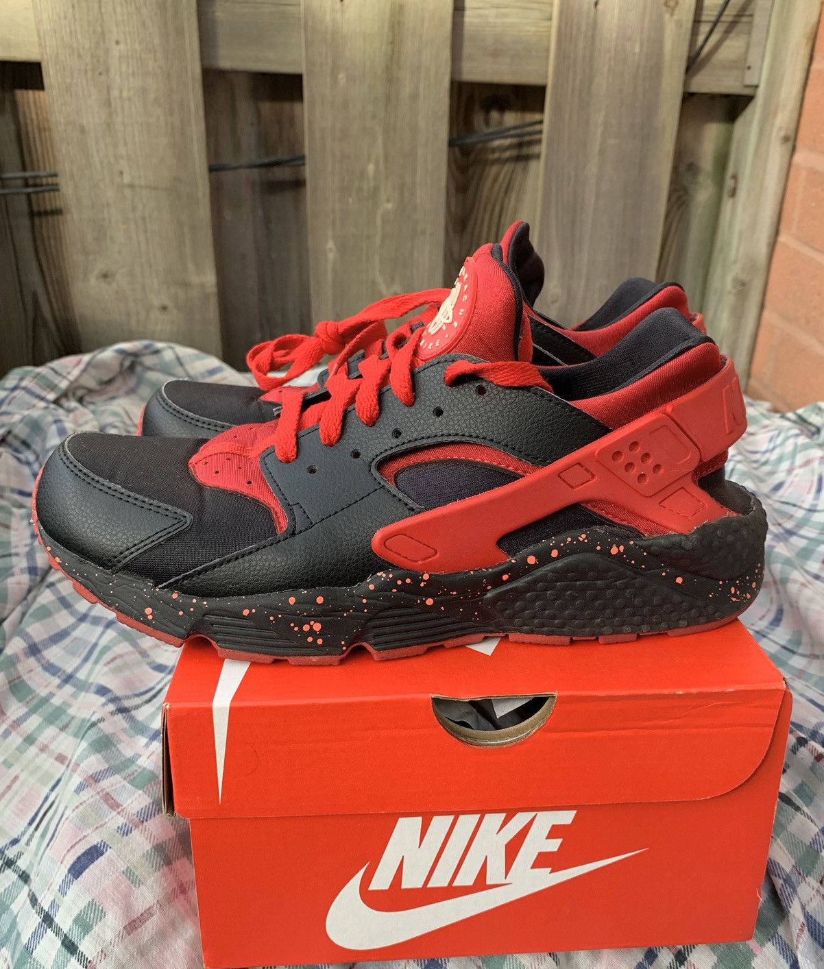 Nike Nike Air Huarache Premium ID Black / Red Speckle Size US 9 / EU 42 - 8 Thumbnail