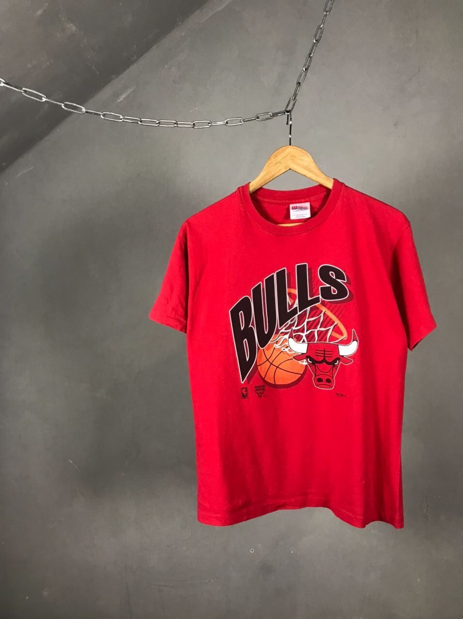 NBA Chicago Bulls vintage sportwear made in USA red tee Size US L / EU 52-54 / 3 - 1 Thumbnail