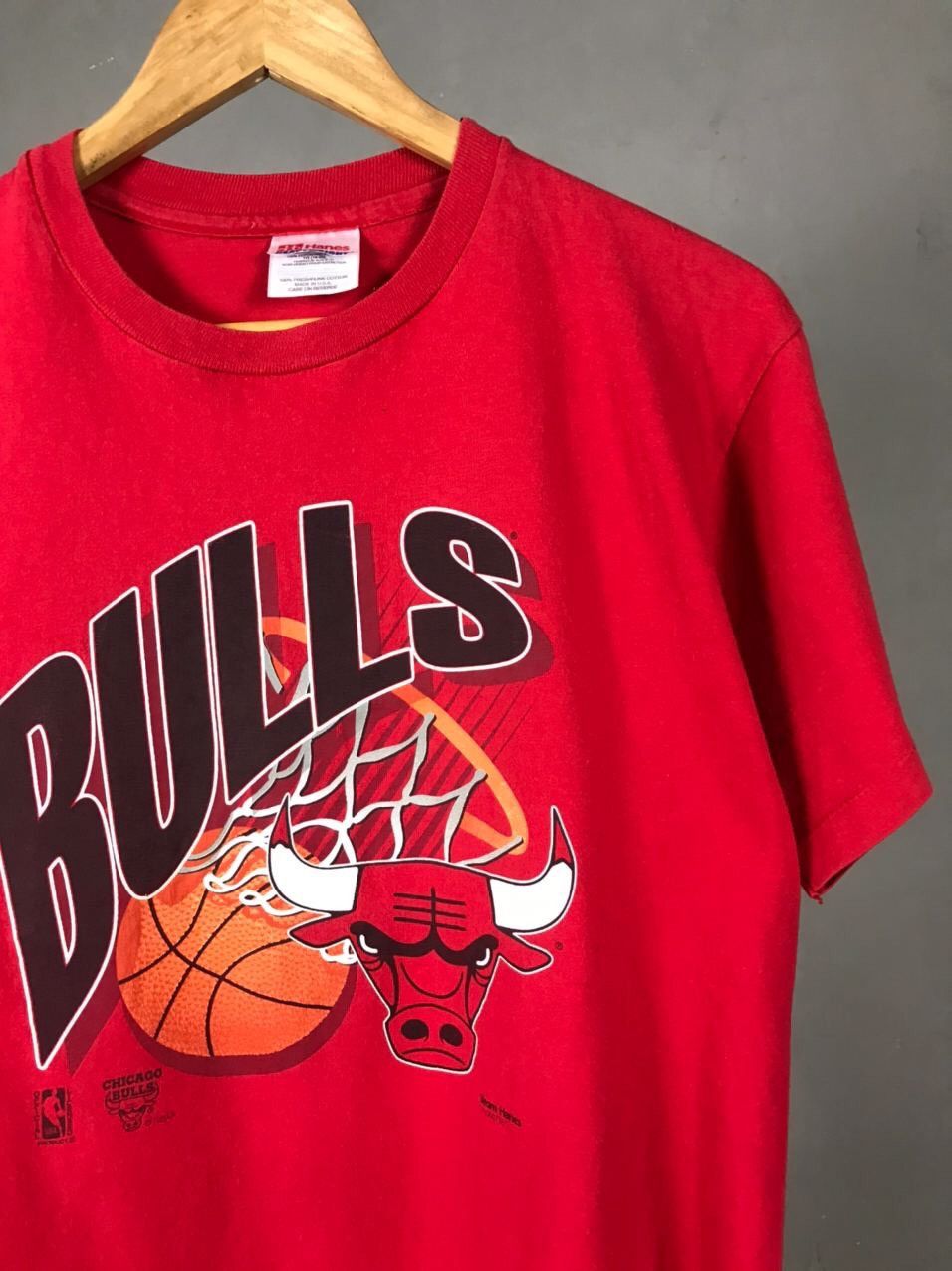 NBA Chicago Bulls vintage sportwear made in USA red tee Size US L / EU 52-54 / 3 - 2 Thumbnail