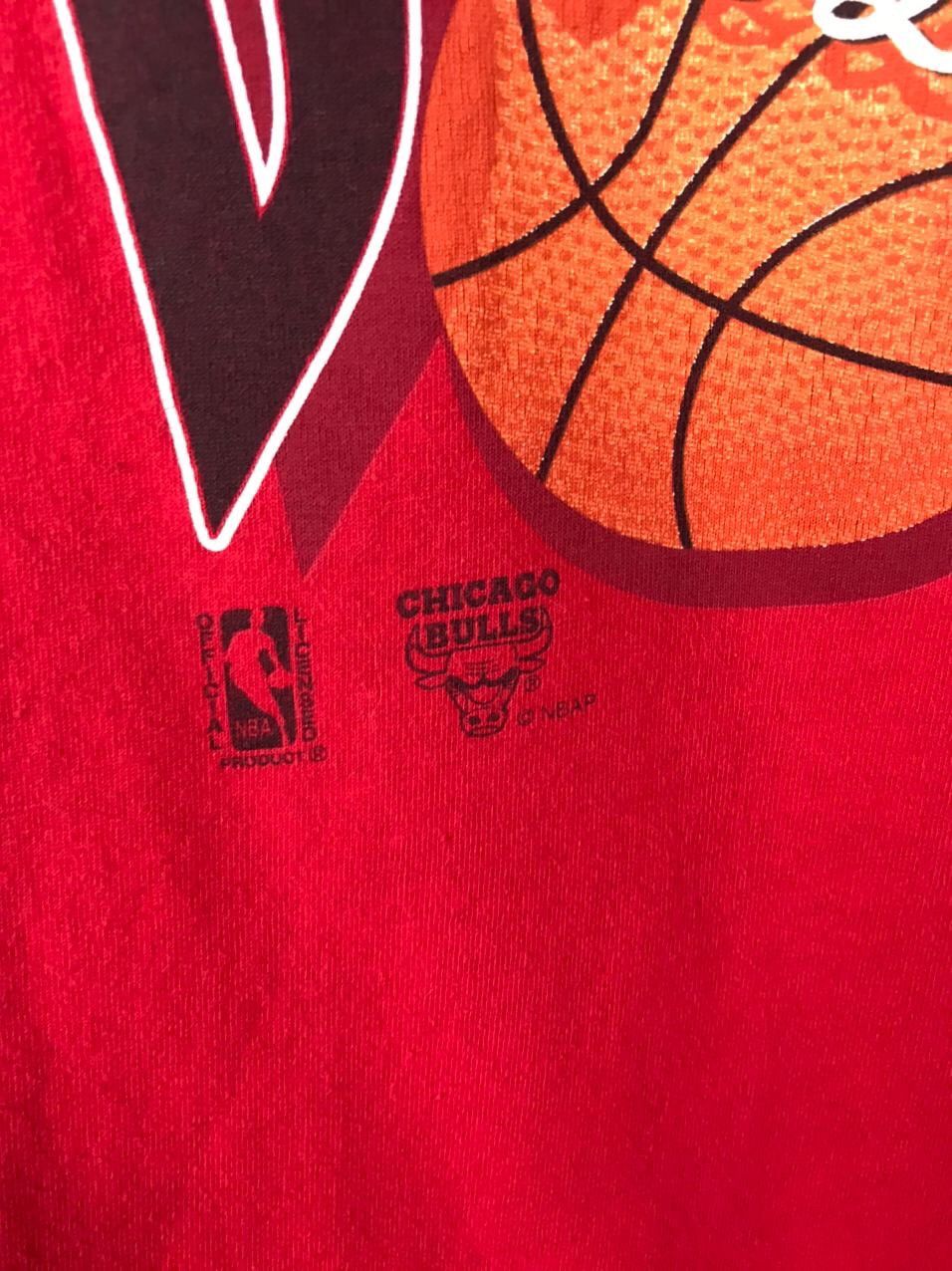 NBA Chicago Bulls vintage sportwear made in USA red tee Size US L / EU 52-54 / 3 - 4 Thumbnail