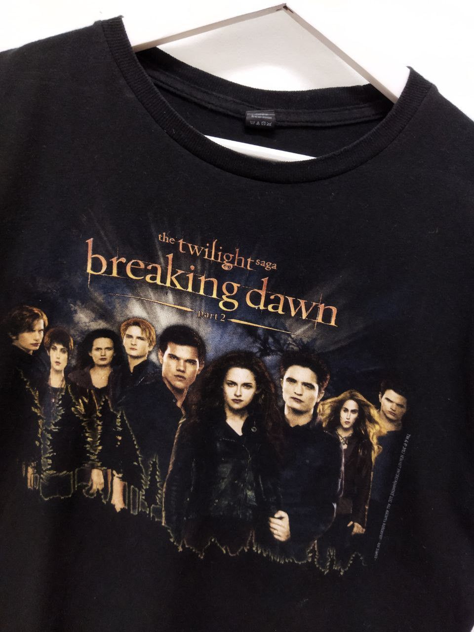 Vintage The Twilight Saga Breaking Dawn Tshirt Size US M / EU 48-50 / 2 - 5 Thumbnail