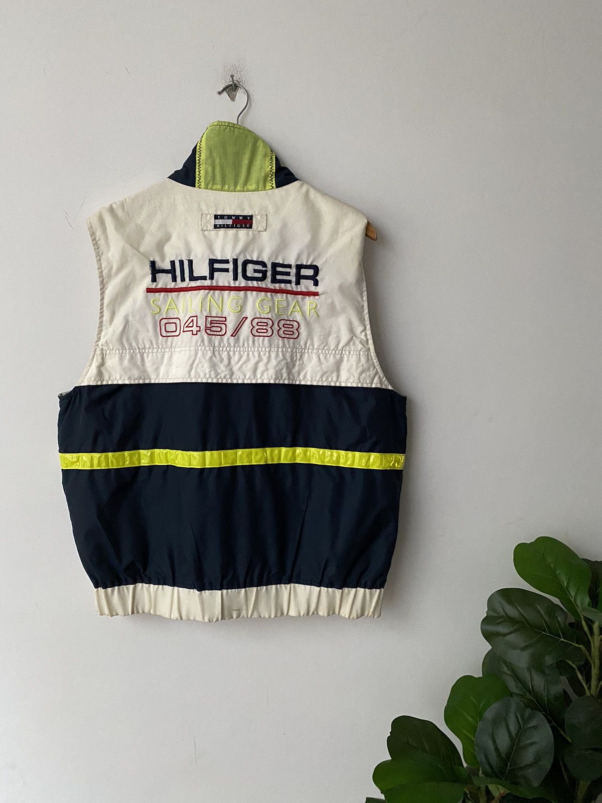 Tommy Hilfiger × Vintage Vintage Tommy Hilfiger Sailing Gear ROBOT Vest nice design Size US L / EU 52-54 / 3 - 1 Thumbnail