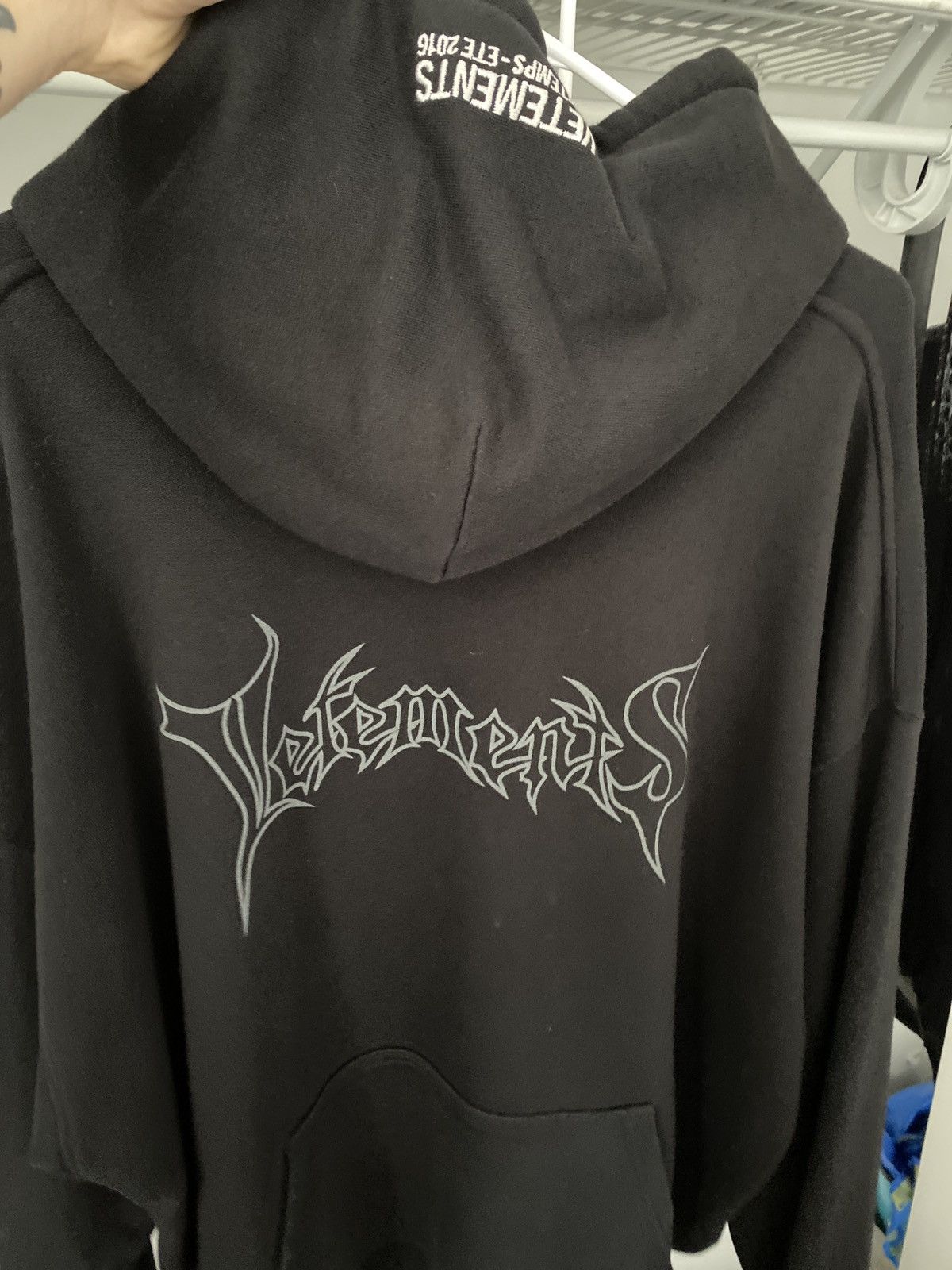 Vetements metal best sale logo hoodie