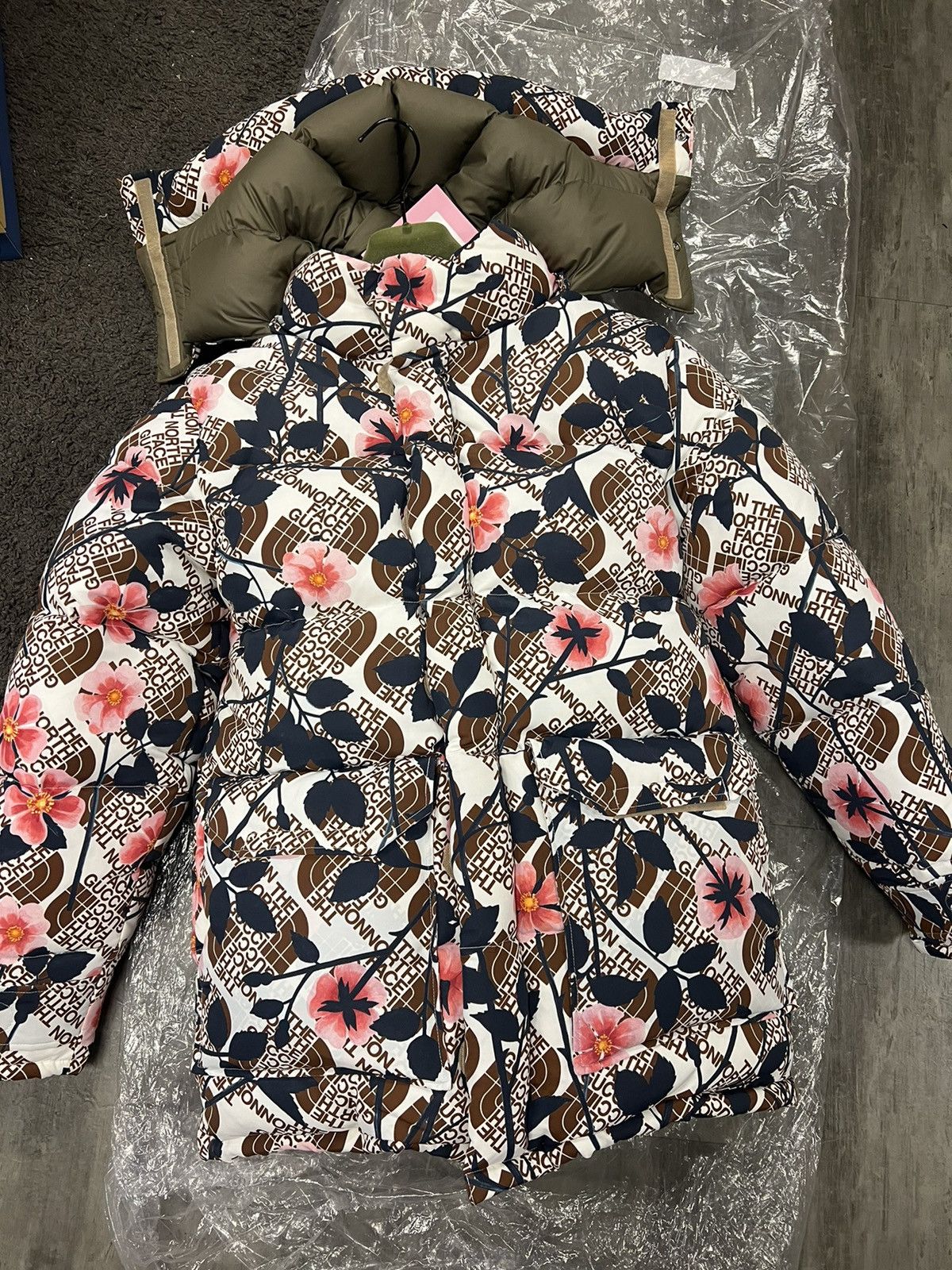 Gucci × The North Face Gucci x The North Face Floral Down Parka sz M Size US M / EU 48-50 / 2 - 2 Thumbnail