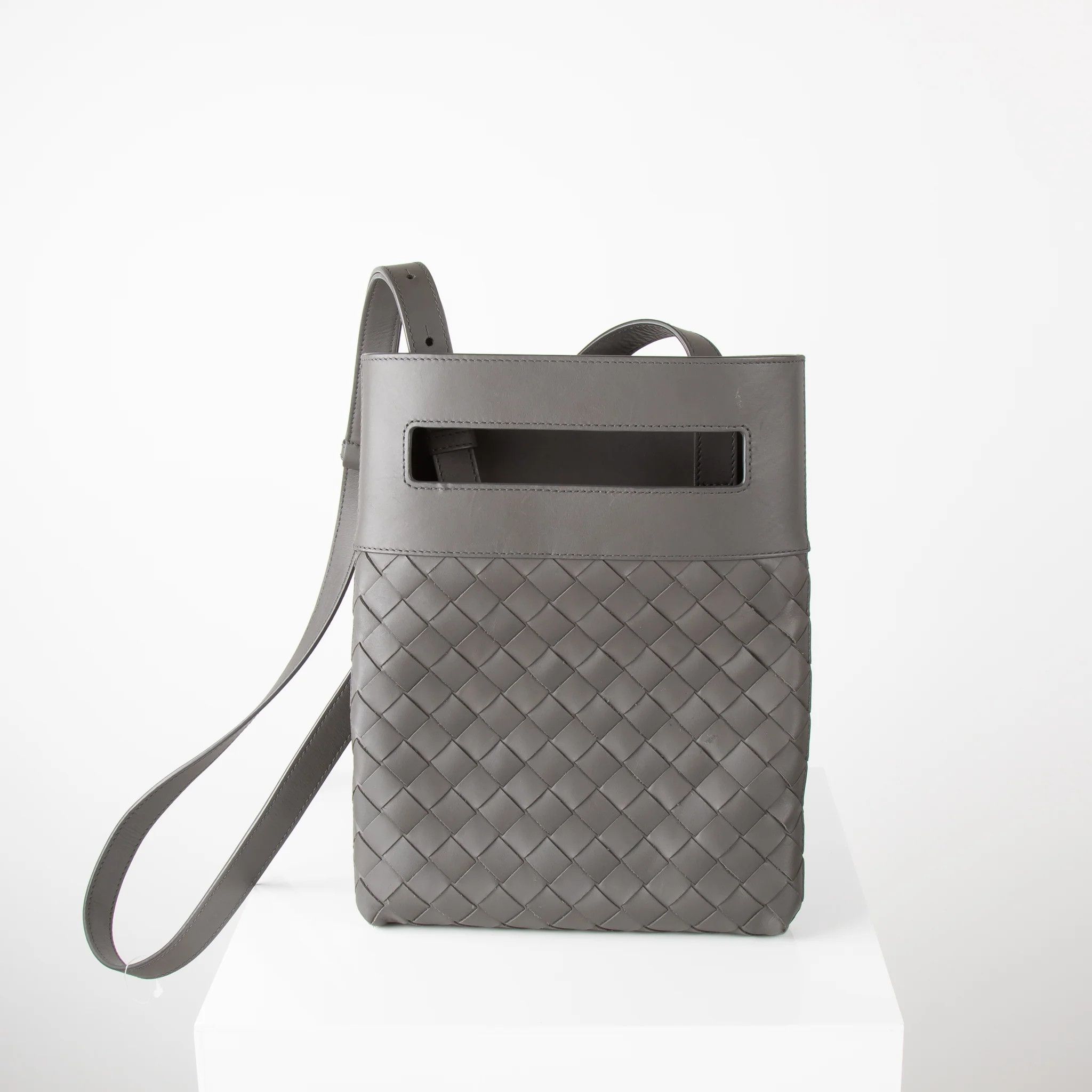 o1n1vont0523 Messenger Bag in Grey
