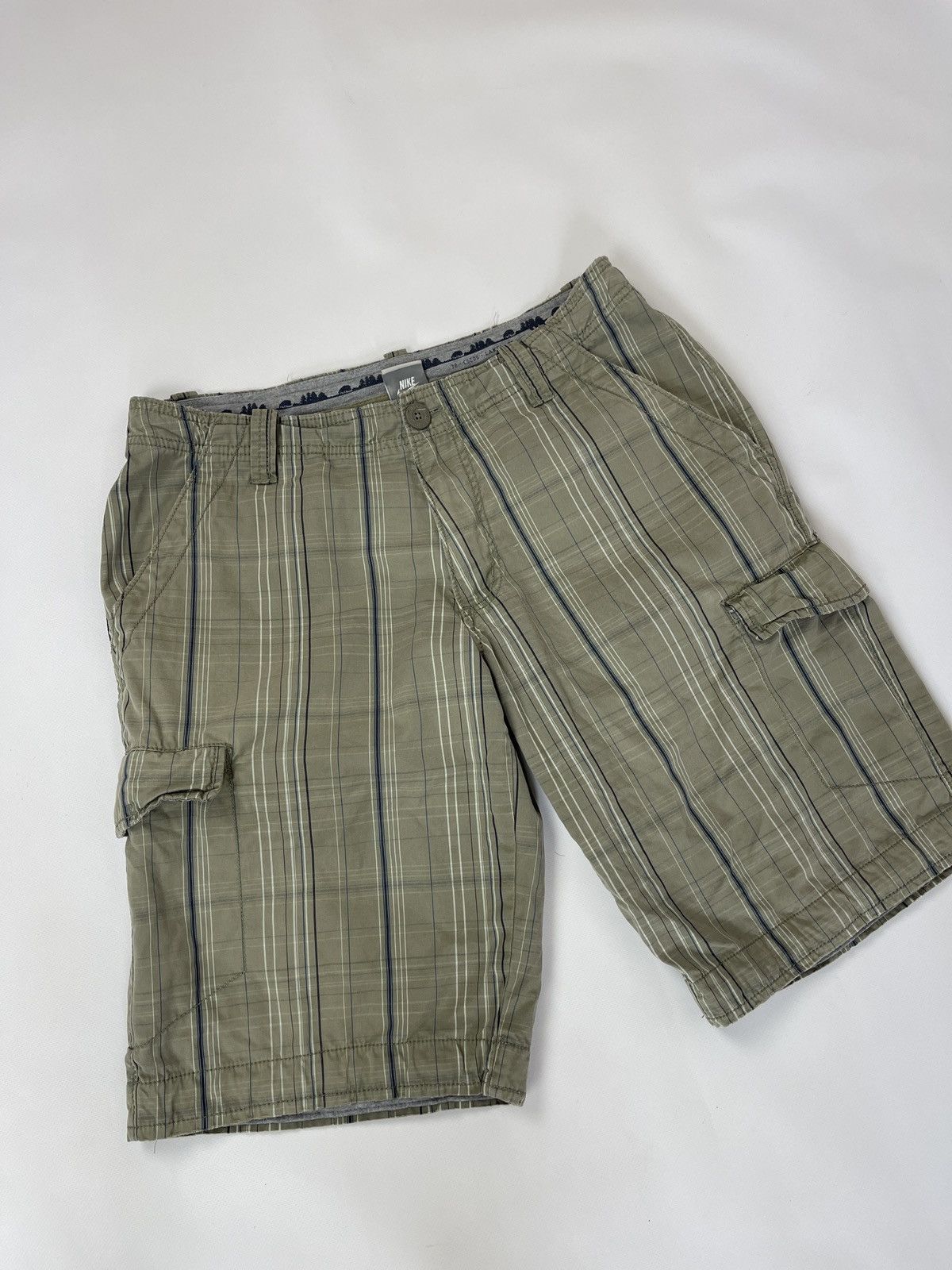Nike Nike vintage y2k grey checkered cargo shorts logo Size US 32 / EU 48 - 4 Thumbnail