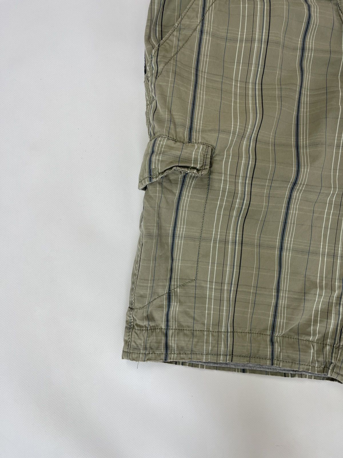 Nike Nike vintage y2k grey checkered cargo shorts logo Size US 32 / EU 48 - 6 Thumbnail