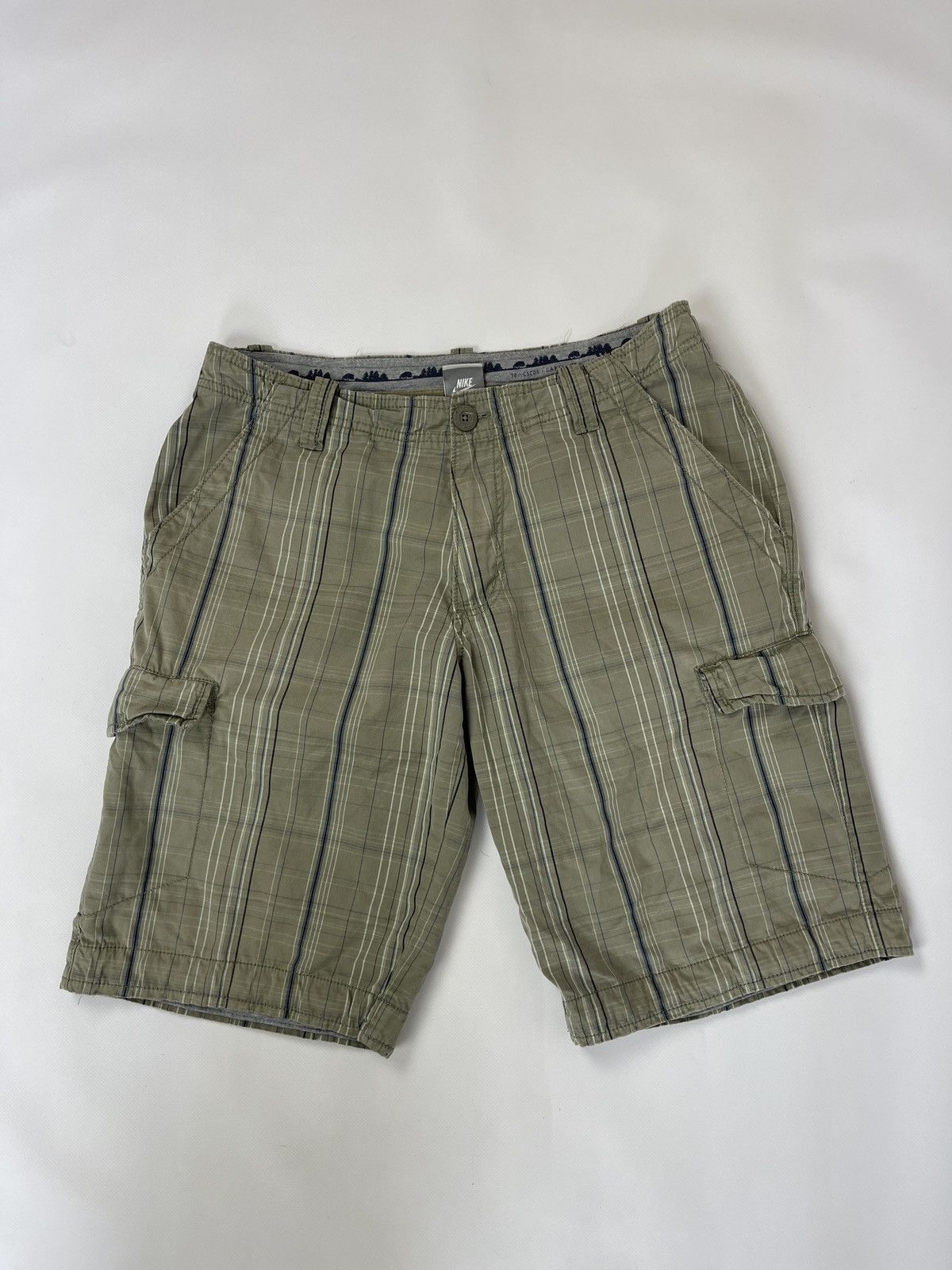 Nike Nike vintage y2k grey checkered cargo shorts logo Size US 32 / EU 48 - 2 Thumbnail