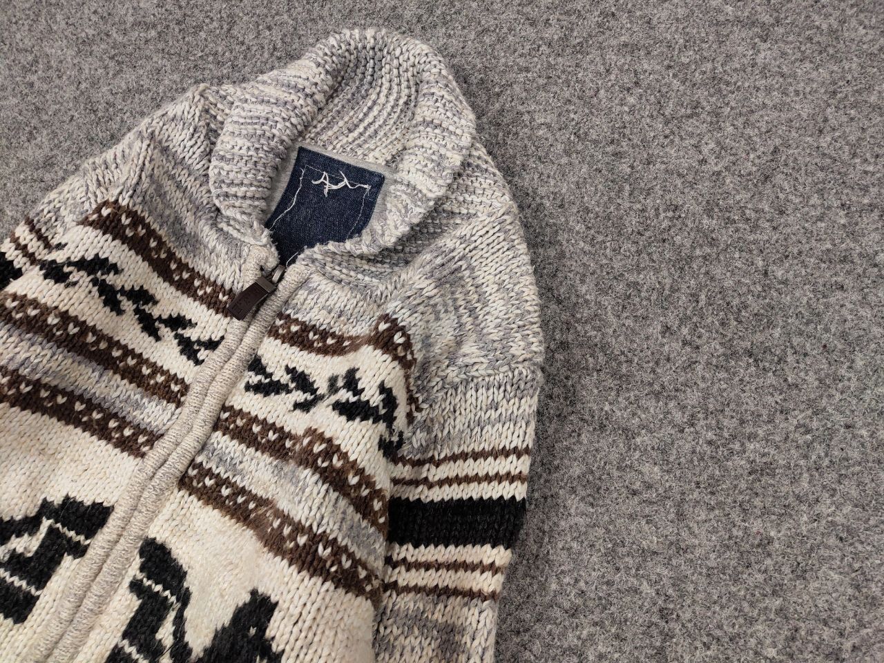 Japanese Brand Vintage 90's Cable Knit Wool Animal Pattern Cowichan Sweater Size US L / EU 52-54 / 3 - 4 Thumbnail