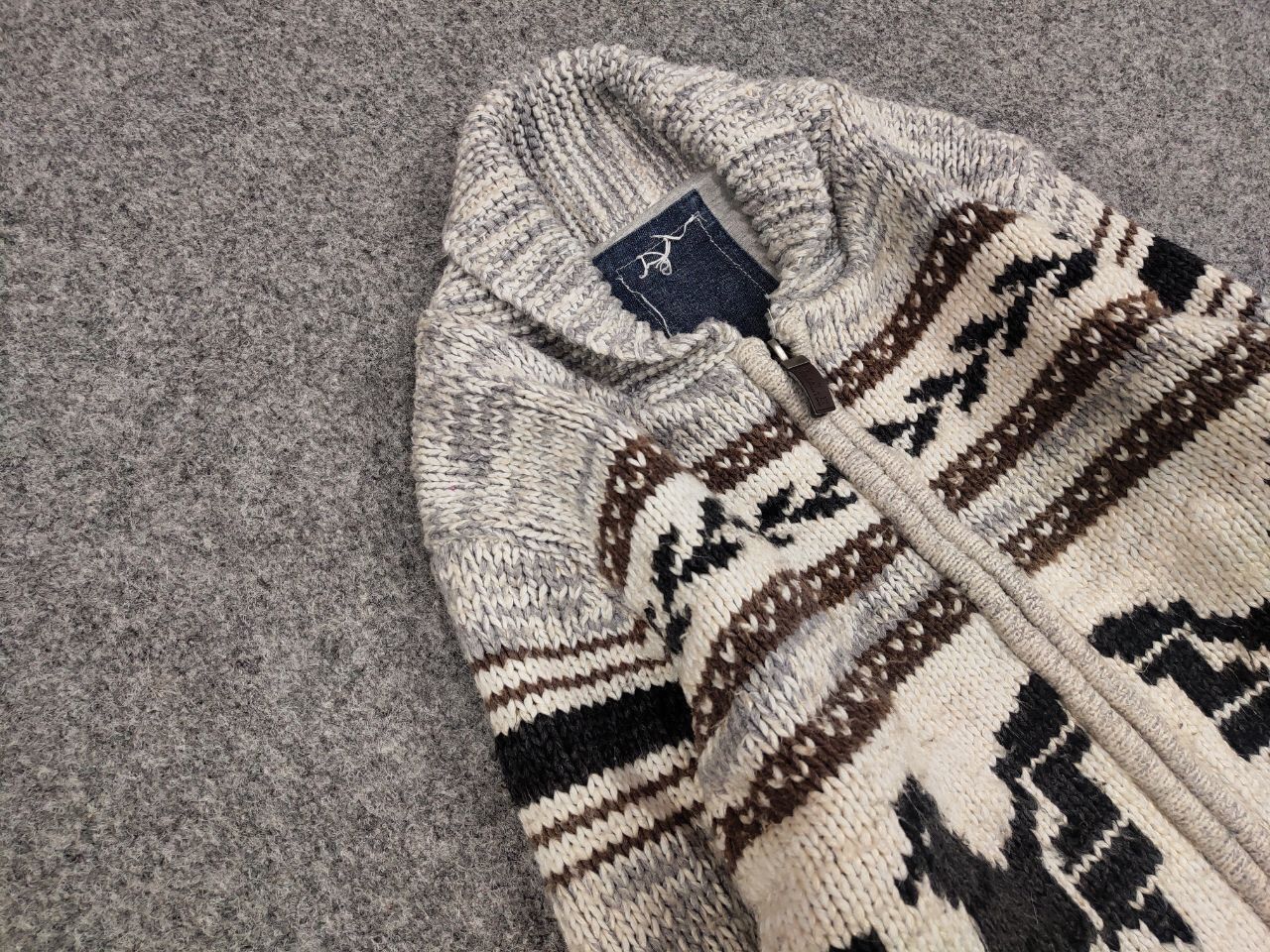 Japanese Brand Vintage 90's Cable Knit Wool Animal Pattern Cowichan Sweater Size US L / EU 52-54 / 3 - 7 Thumbnail