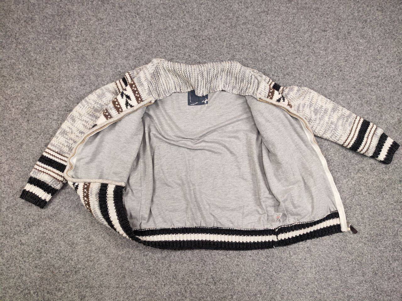 Japanese Brand Vintage 90's Cable Knit Wool Animal Pattern Cowichan Sweater Size US L / EU 52-54 / 3 - 20 Thumbnail