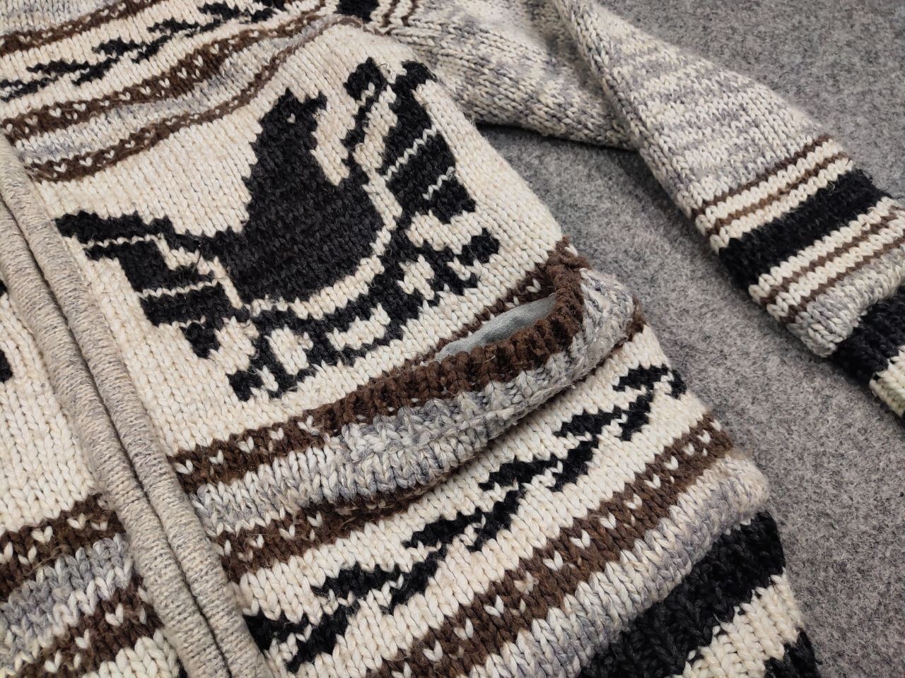 Japanese Brand Vintage 90's Cable Knit Wool Animal Pattern Cowichan Sweater Size US L / EU 52-54 / 3 - 17 Thumbnail